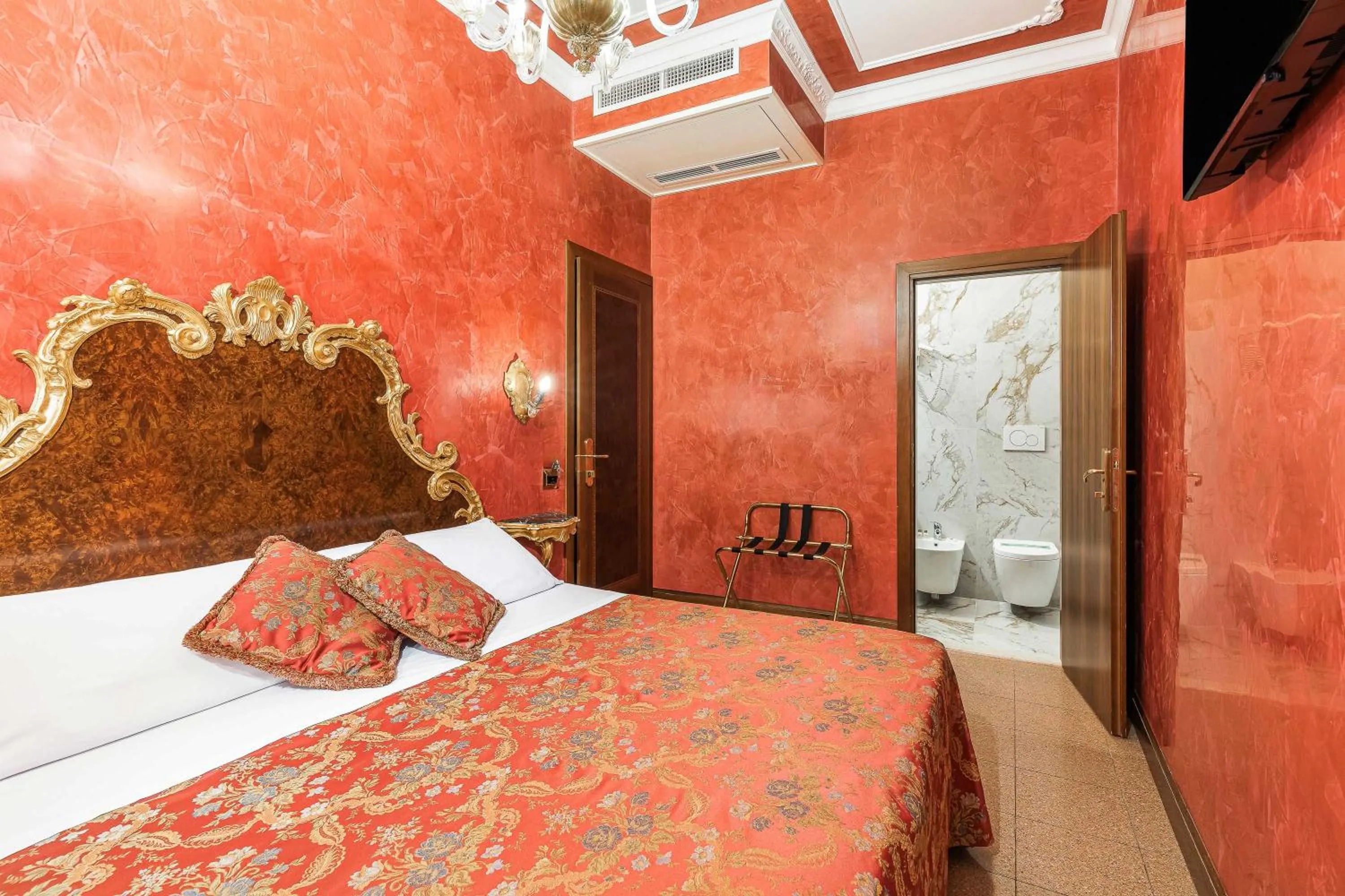 Bed in Hotel San Moisè