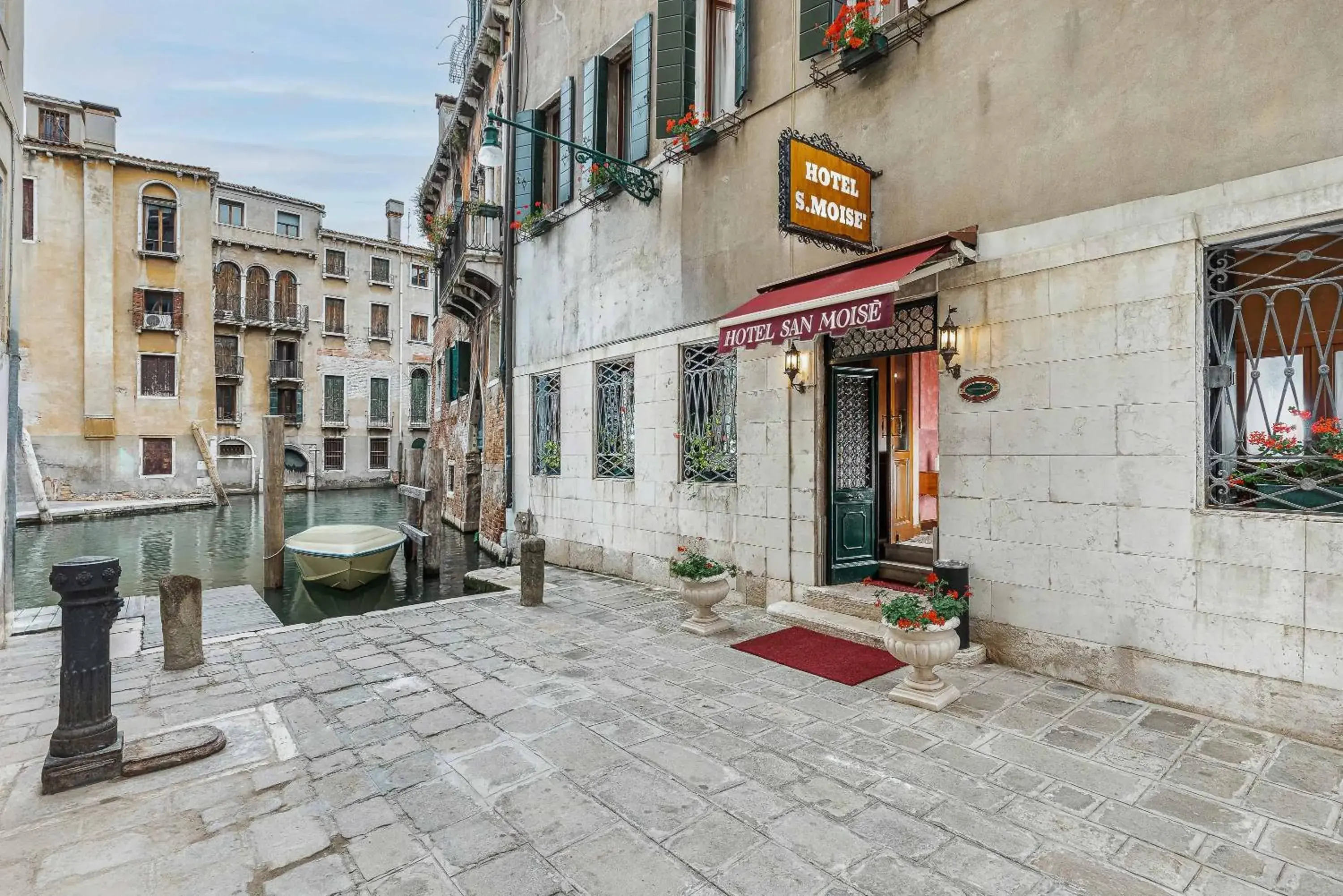 Property building in Hotel San Moisè Property building in Hotel San Moisè