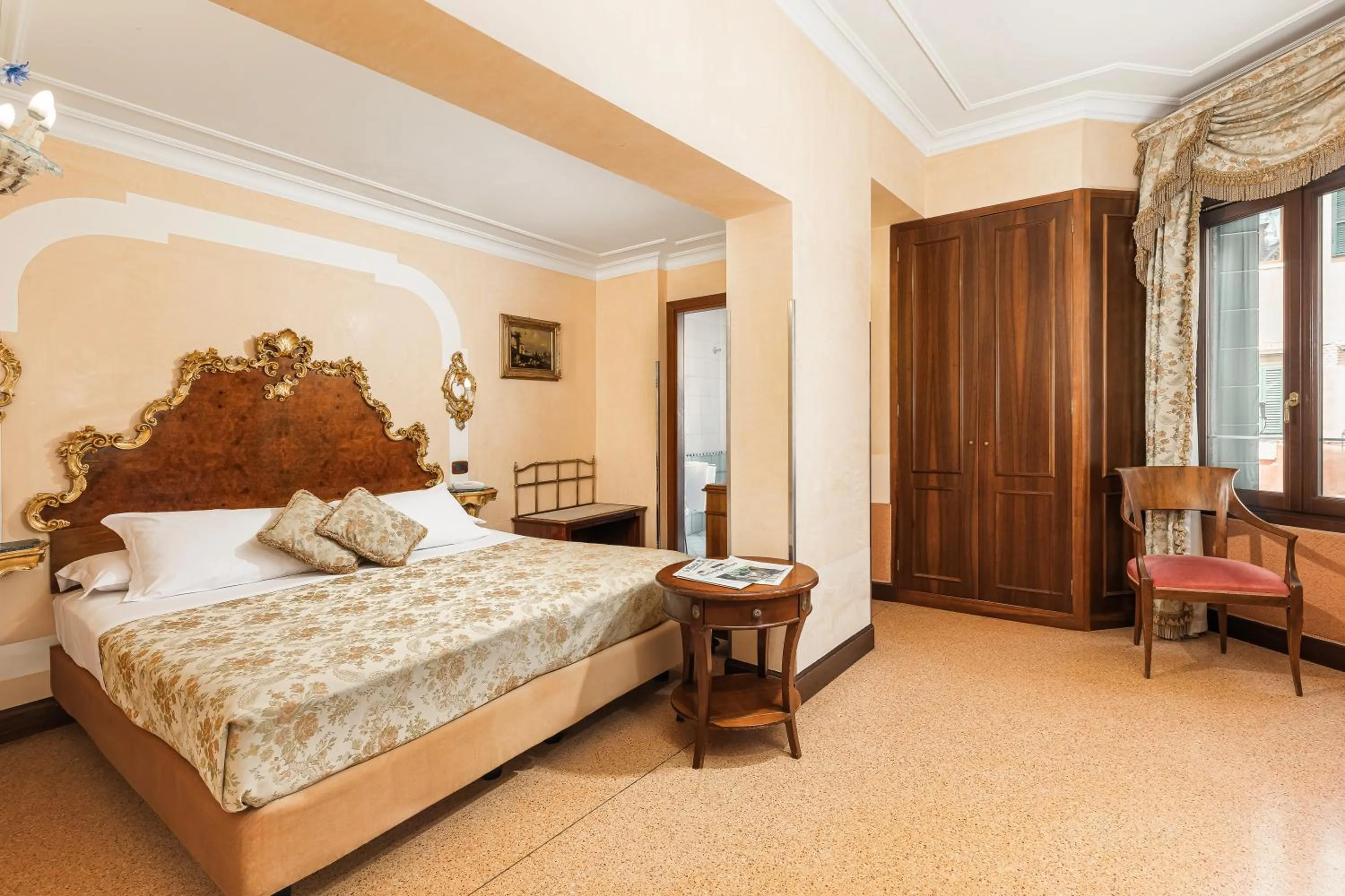 Bed in Hotel San Moisè