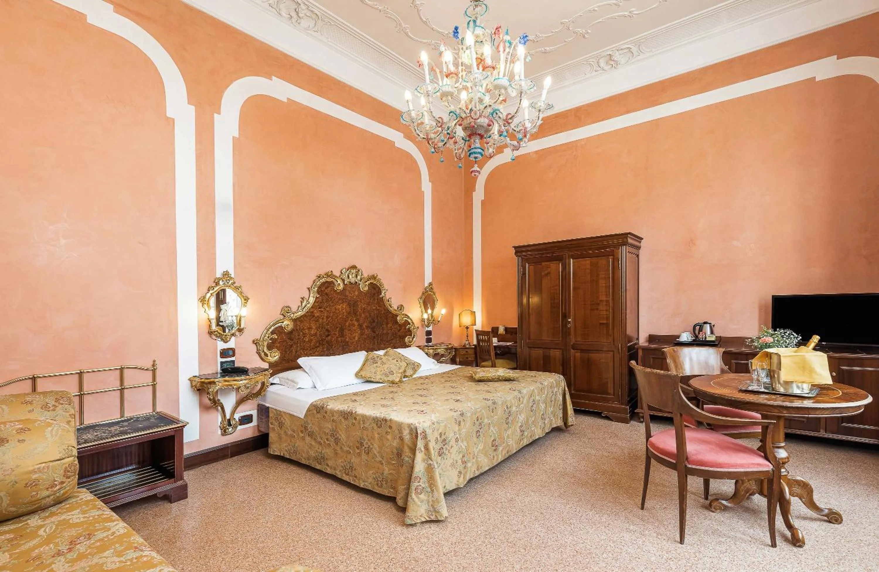 Bed in Hotel San Moisè