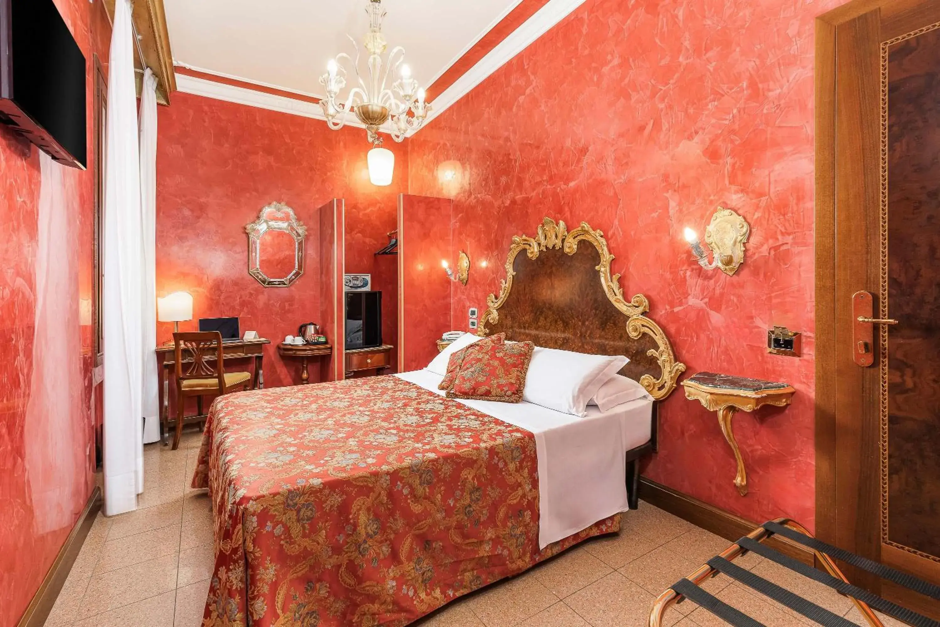 Bed in Hotel San Moisè Bed in Hotel San Moisè