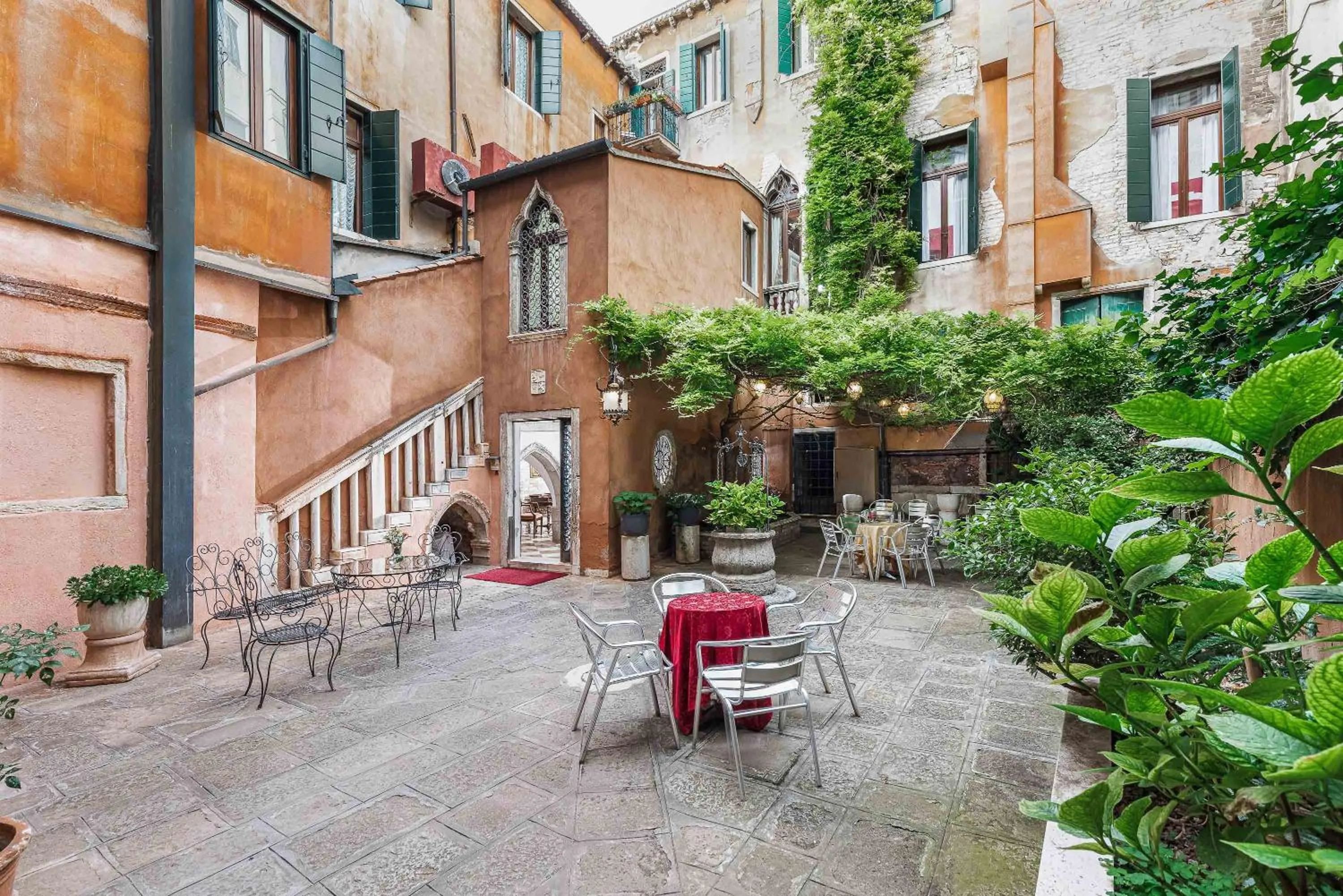 Property building in Hotel San Moisè