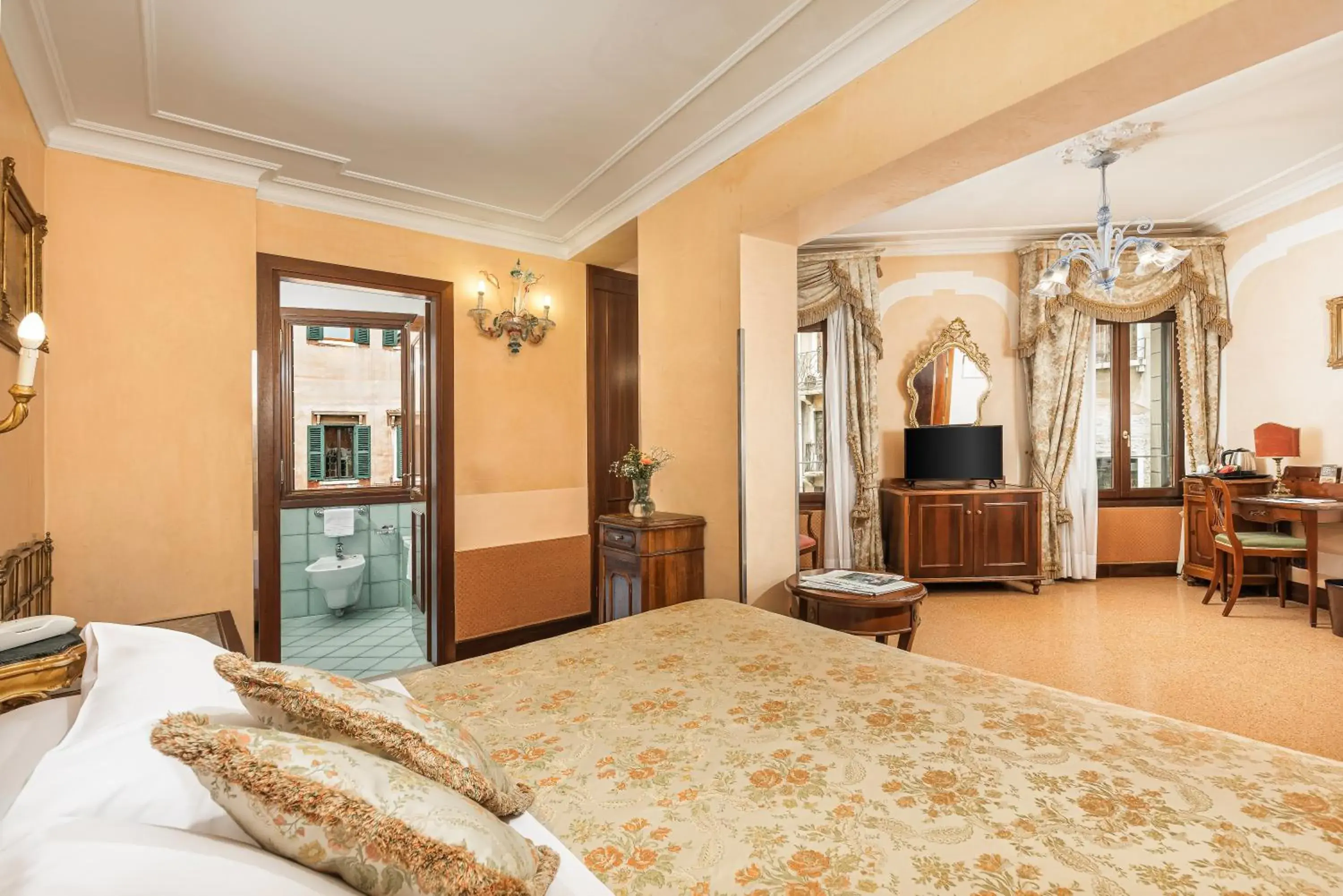 Superior Triple Room in Hotel San Moisè Superior Triple Room in Hotel San Moisè