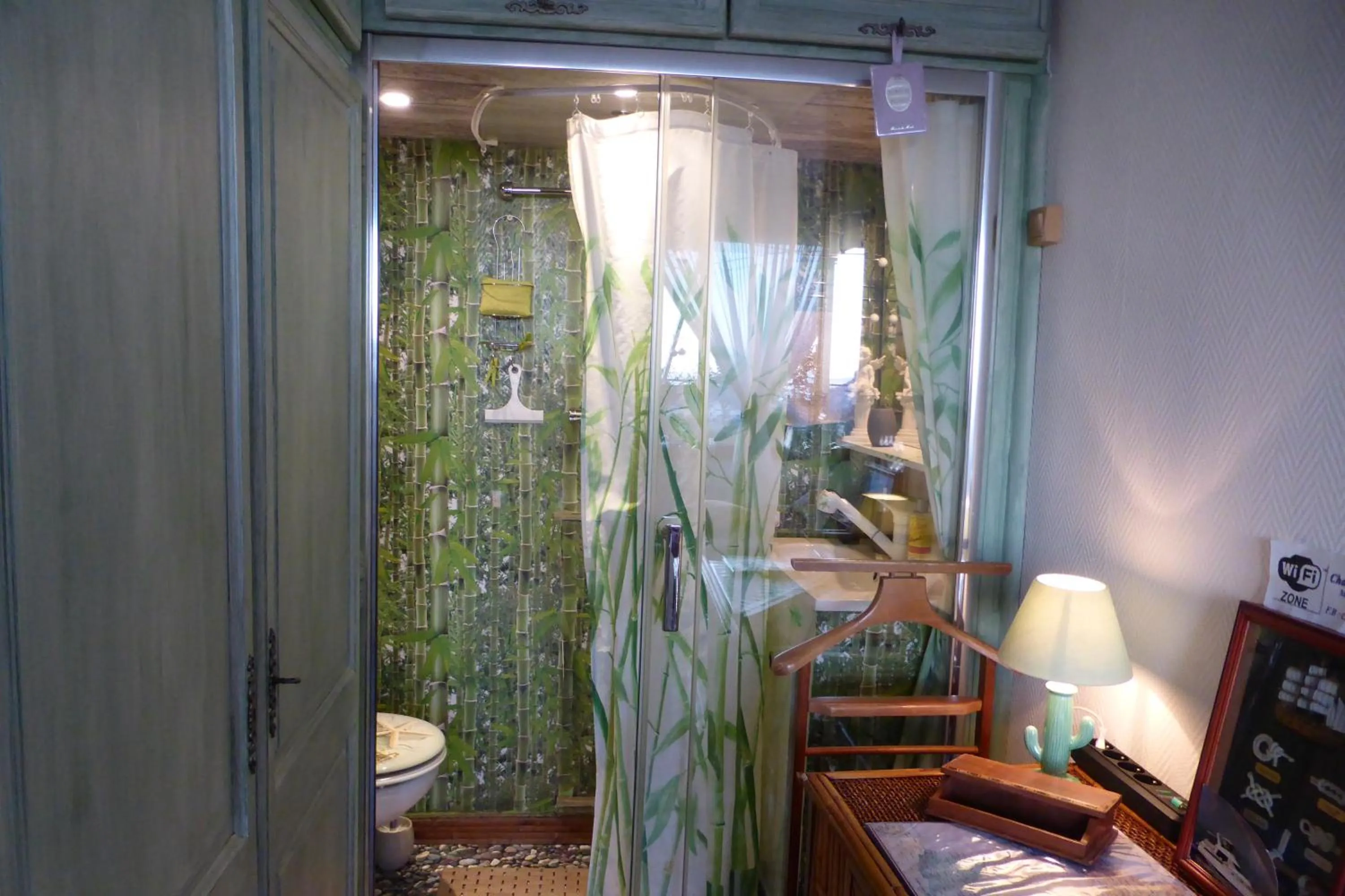 Shower in NOUVEAU ! Chambre d'Hôte Insolite PRIVEE " CŒURS DE PIRATES à BALI EN PROVENCE" SPA SAUNA MASSAGES dans cadre EXOTIQUE d'Aménagements EXTÉRIEURS D'EXCEPTION ÉTÉ comme HIVER BIENVENUE !!!