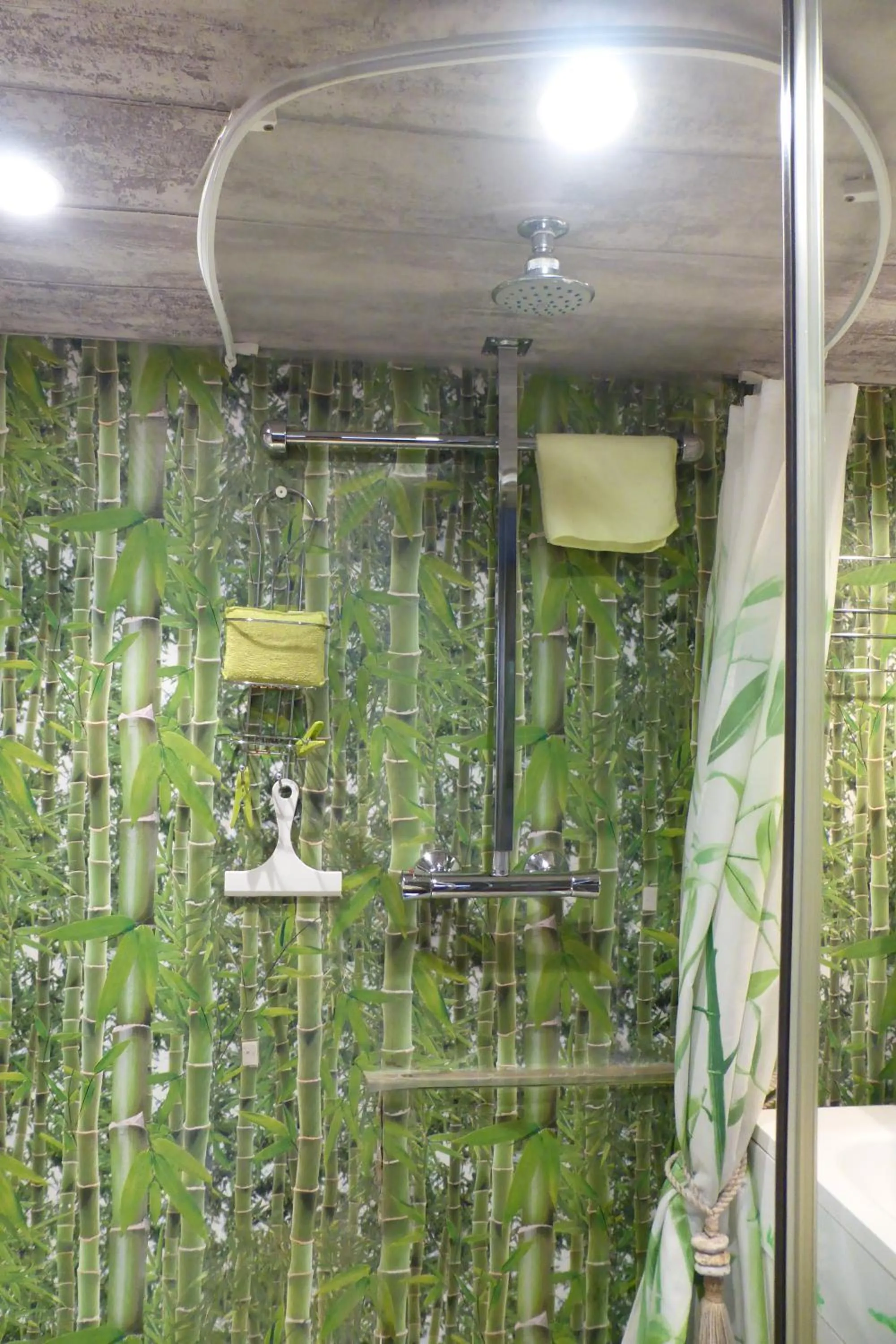 Shower in NOUVEAU ! Chambre d'Hôte Insolite PRIVEE " CŒURS DE PIRATES à BALI EN PROVENCE" SPA SAUNA MASSAGES dans cadre EXOTIQUE d'Aménagements EXTÉRIEURS D'EXCEPTION ÉTÉ comme HIVER BIENVENUE !!!