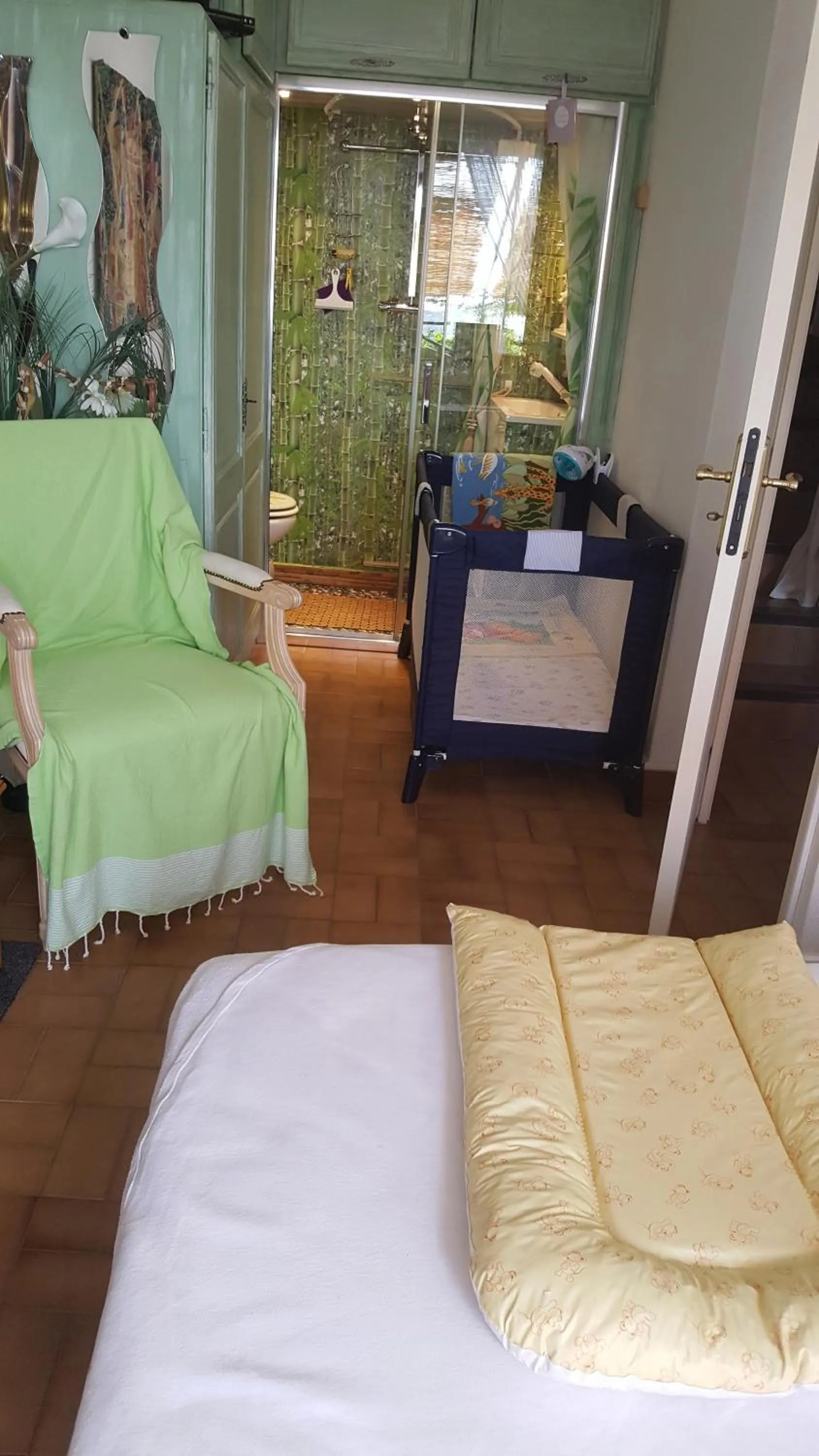 Bedroom, Bed in NOUVEAU ! Chambre d'Hôte Insolite PRIVEE " CŒURS DE PIRATES à BALI EN PROVENCE" SPA SAUNA MASSAGES dans cadre EXOTIQUE d'Aménagements EXTÉRIEURS D'EXCEPTION ÉTÉ comme HIVER BIENVENUE !!!