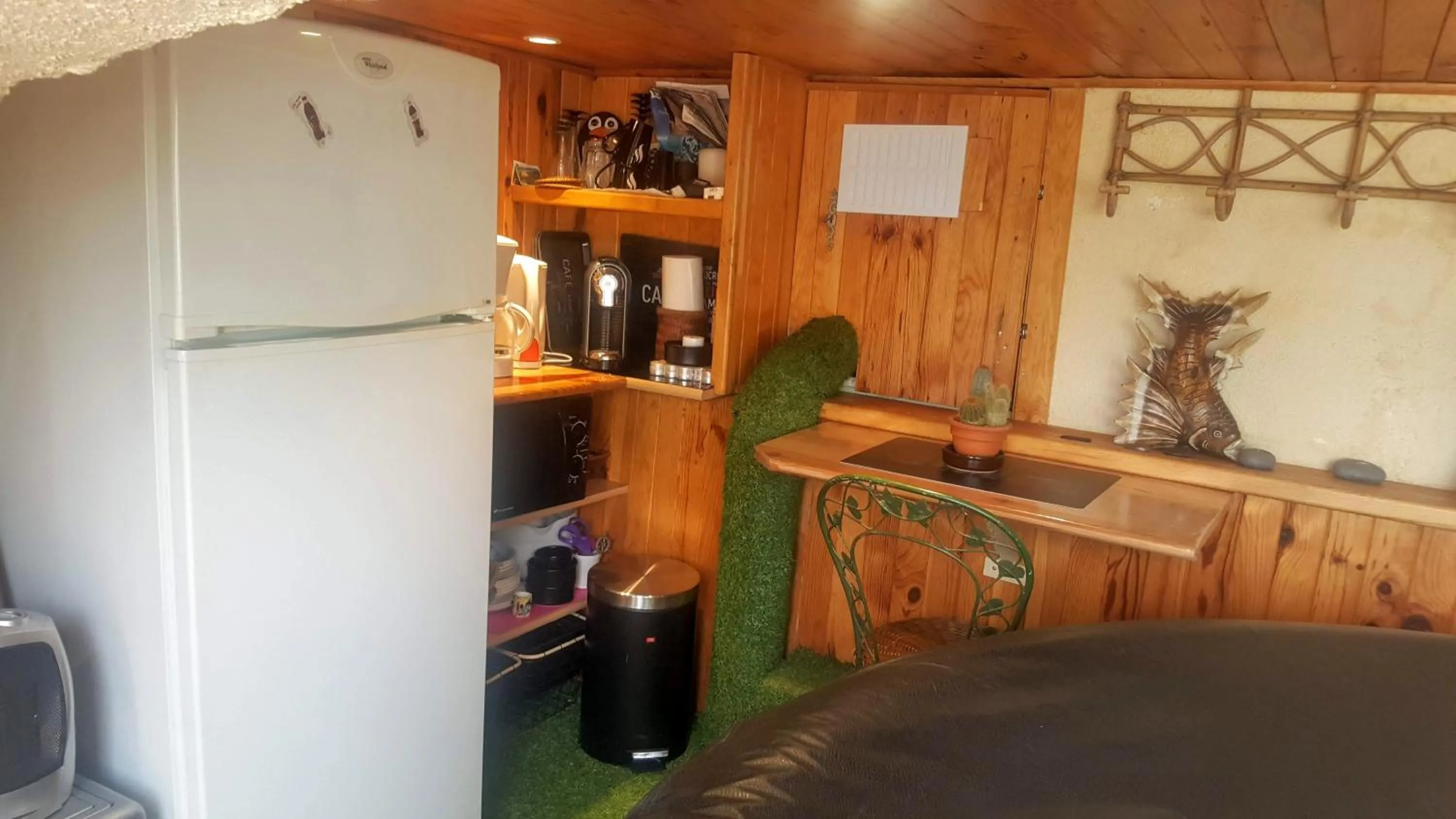 Kitchen or kitchenette in NOUVEAU ! Chambre d'Hôte Insolite PRIVEE " CŒURS DE PIRATES à BALI EN PROVENCE" SPA SAUNA MASSAGES dans cadre EXOTIQUE d'Aménagements EXTÉRIEURS D'EXCEPTION ÉTÉ comme HIVER BIENVENUE !!!