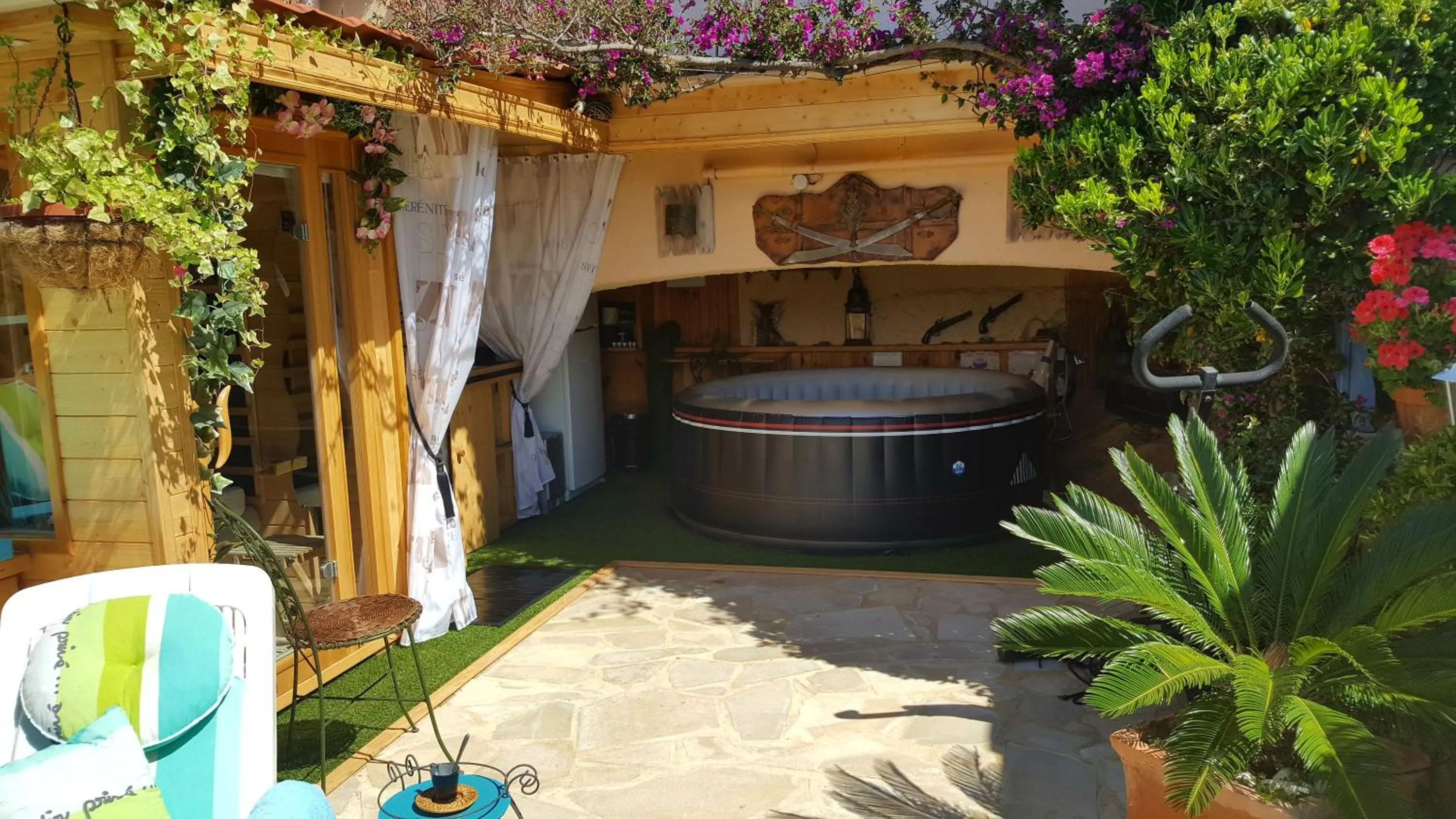 NOUVEAU ! Chambre d'Hôte Insolite PRIVEE " CŒURS DE PIRATES à BALI EN PROVENCE" SPA SAUNA MASSAGES dans cadre EXOTIQUE d'Aménagements EXTÉRIEURS D'EXCEPTION ÉTÉ comme HIVER BIENVENUE !!!