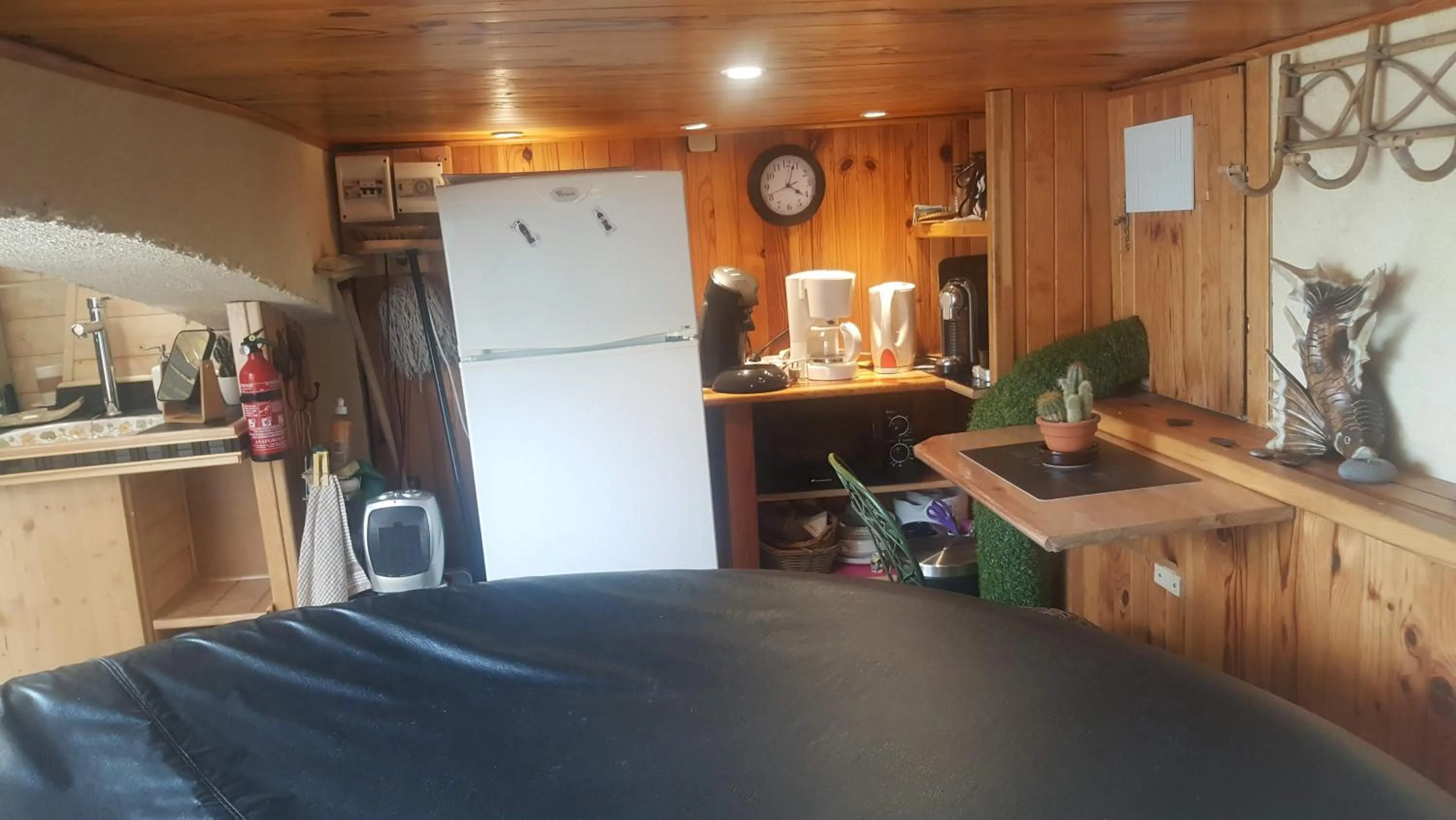 Kitchen or kitchenette in NOUVEAU ! Chambre d'Hôte Insolite PRIVEE " CŒURS DE PIRATES à BALI EN PROVENCE" SPA SAUNA MASSAGES dans cadre EXOTIQUE d'Aménagements EXTÉRIEURS D'EXCEPTION ÉTÉ comme HIVER BIENVENUE !!!