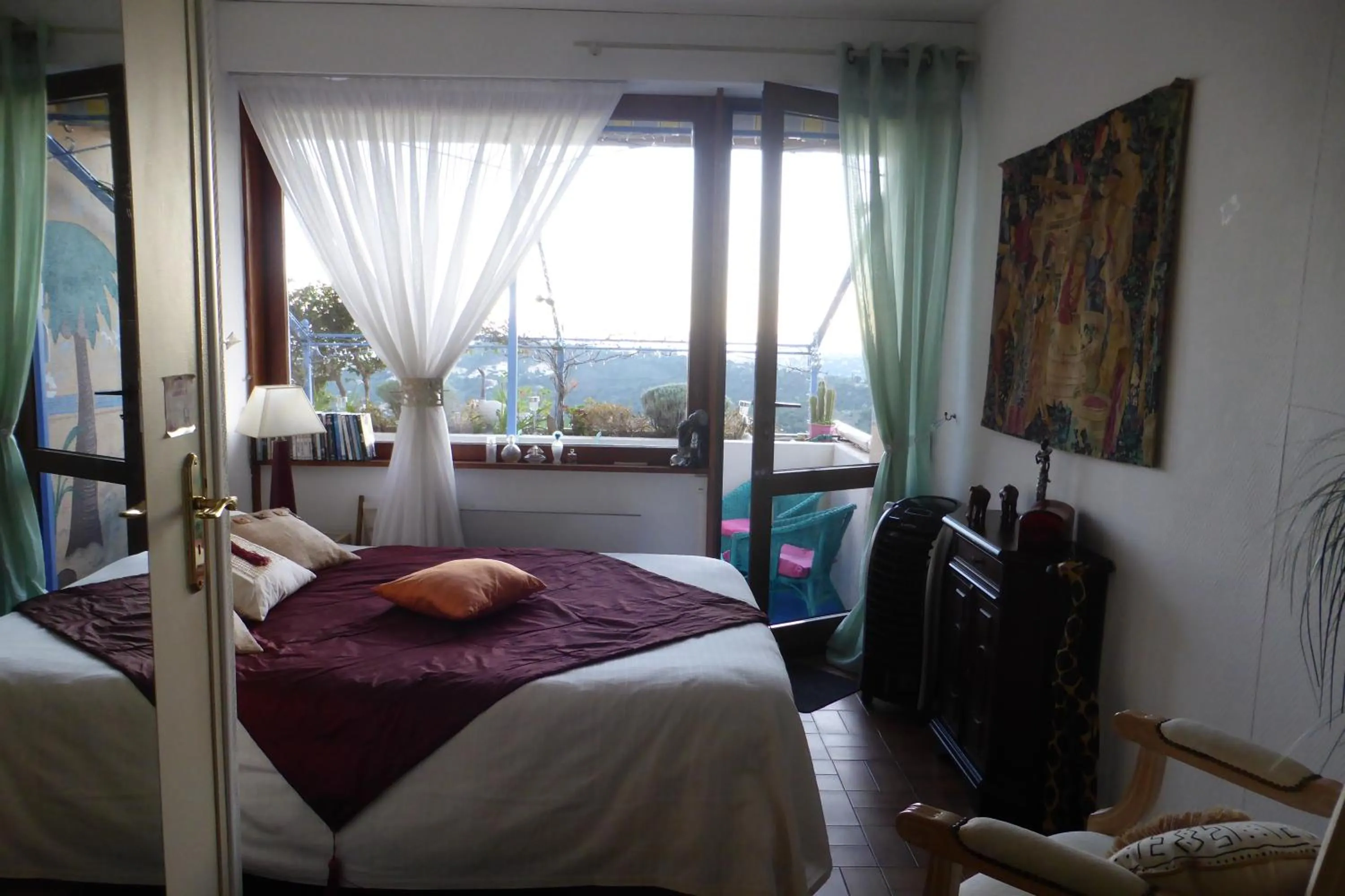 Photo of the whole room, Bed in NOUVEAU ! Chambre d'Hôte Insolite PRIVEE " CŒURS DE PIRATES à BALI EN PROVENCE" SPA SAUNA MASSAGES dans cadre EXOTIQUE d'Aménagements EXTÉRIEURS D'EXCEPTION ÉTÉ comme HIVER BIENVENUE !!!
