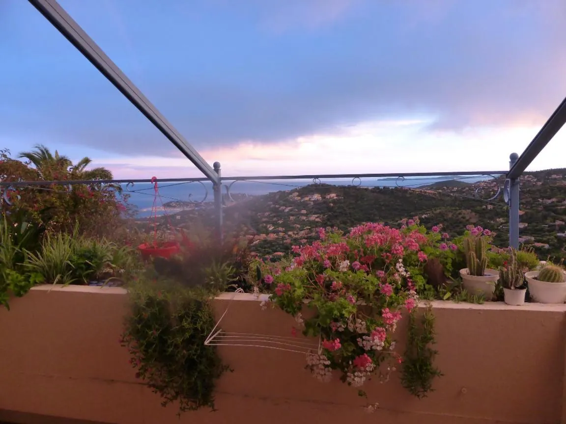 Bird's eye view in NOUVEAU ! Chambre d'Hôte Insolite PRIVEE " CŒURS DE PIRATES à BALI EN PROVENCE" SPA SAUNA MASSAGES dans cadre EXOTIQUE d'Aménagements EXTÉRIEURS D'EXCEPTION ÉTÉ comme HIVER BIENVENUE !!!