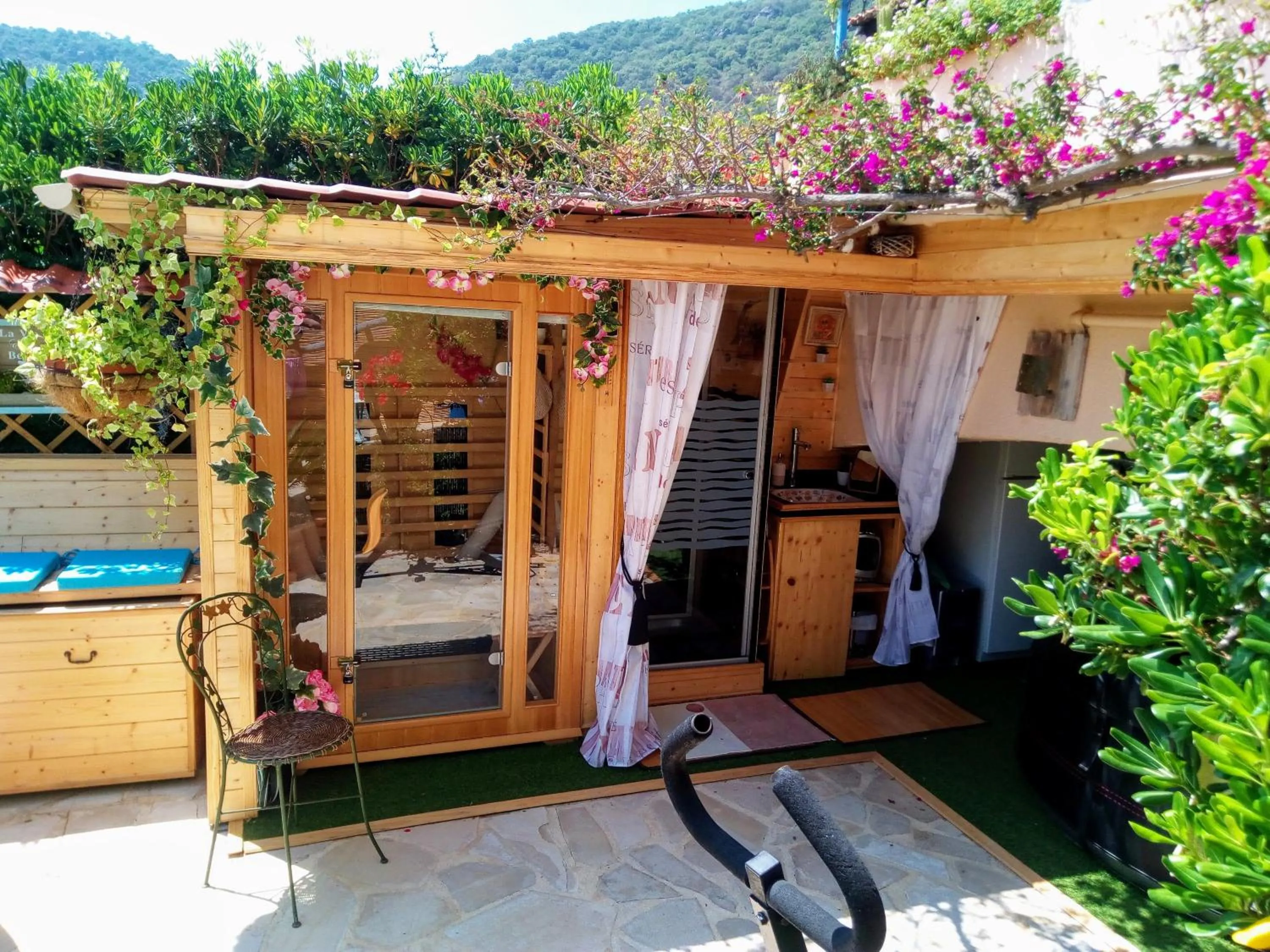 Sauna in NOUVEAU ! Chambre d'Hôte Insolite PRIVEE " CŒURS DE PIRATES à BALI EN PROVENCE" SPA SAUNA MASSAGES dans cadre EXOTIQUE d'Aménagements EXTÉRIEURS D'EXCEPTION ÉTÉ comme HIVER BIENVENUE !!!
