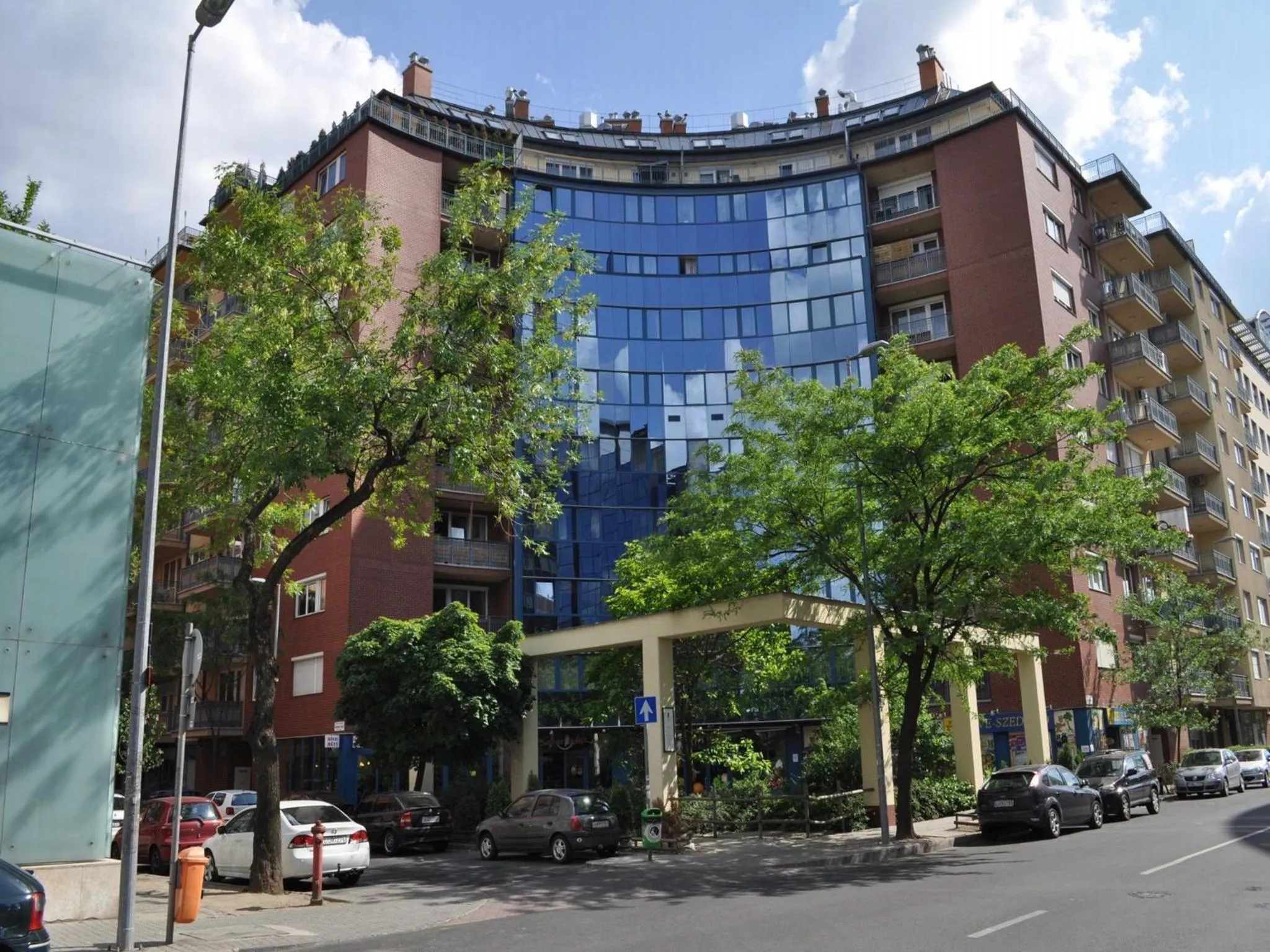 Facade/entrance in Arpad Bridge Apartments