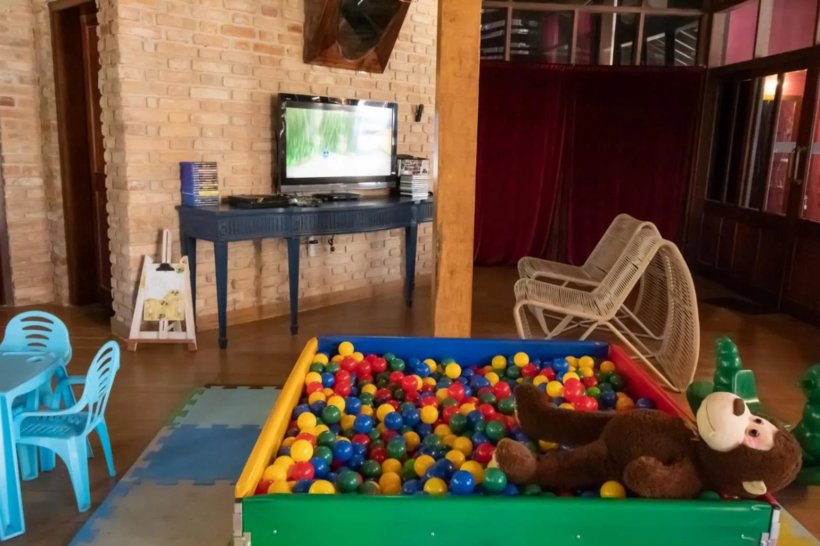 Communal lounge/ TV room in WINNER BEACH HOTEL