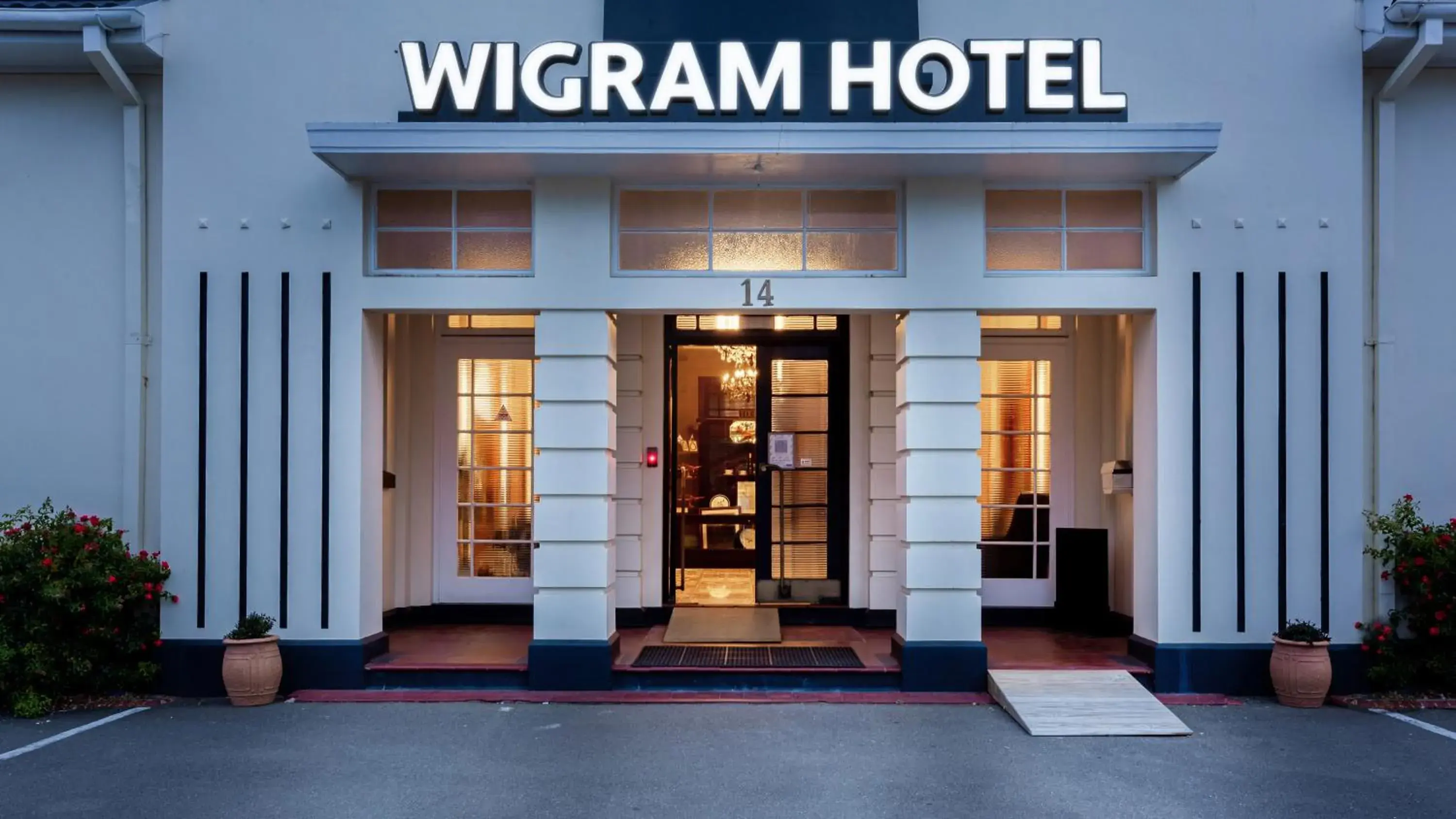Facade/entrance in Wigram Hotel Facade/entrance in Wigram Hotel