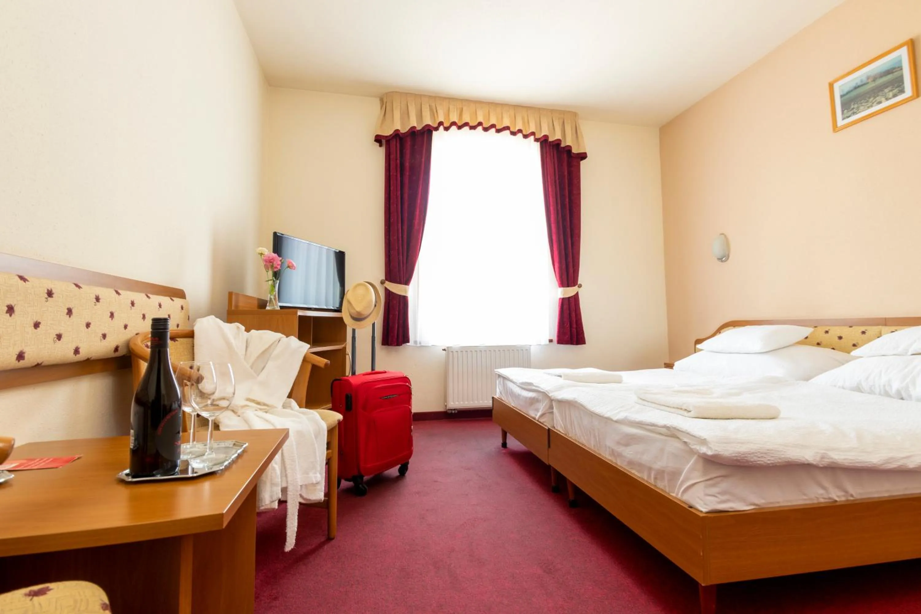 Bedroom, Bed in Hotel Imperial Gyogyszallo es Gyogyfurdo