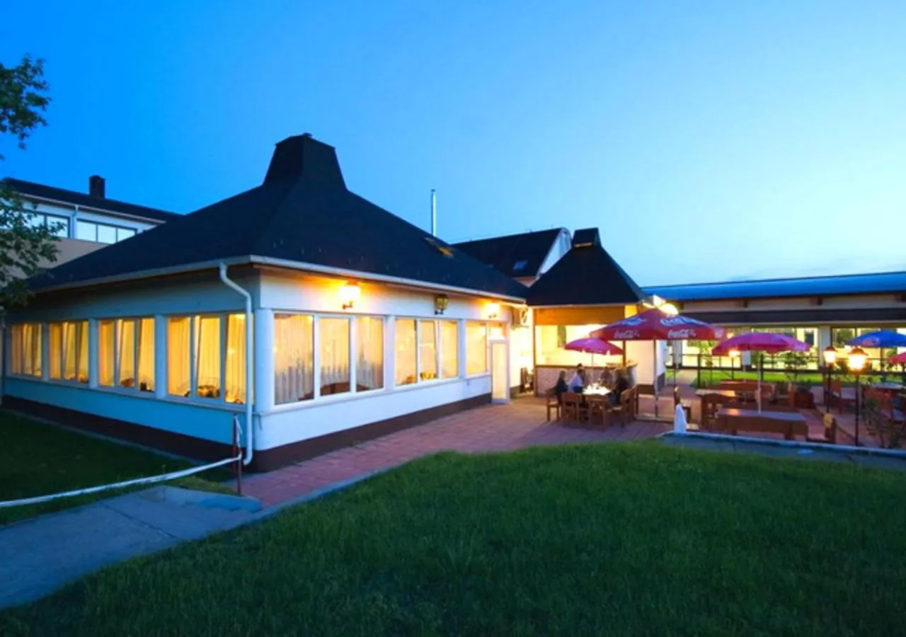 Restaurant/places to eat in Hotel Imperial Gyogyszallo es Gyogyfurdo