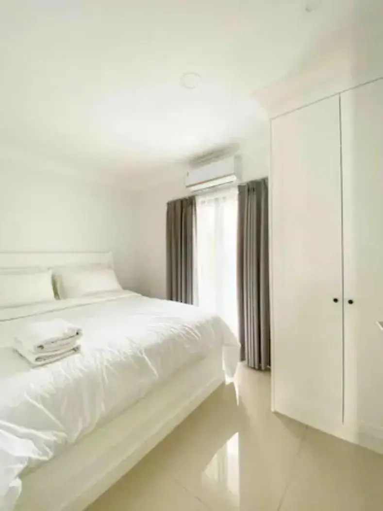 Deluxe Double Room with Balcony in Loewys Home Tanjung Duren Jakarta Barat Deluxe Double Room with Balcony in Loewys Home Tanjung Duren Jakarta Barat
