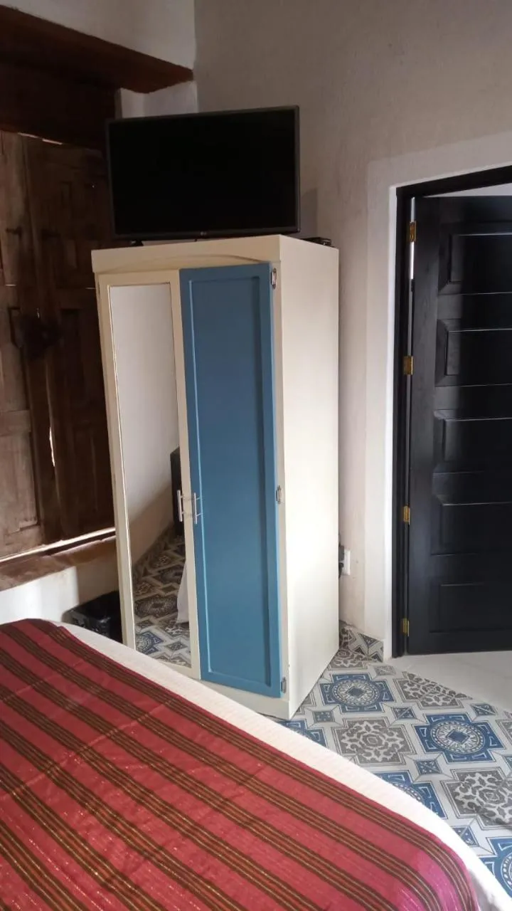 wardrobe, Bed in GRAN ALCÁZAR HOTEL BOUTIQUE