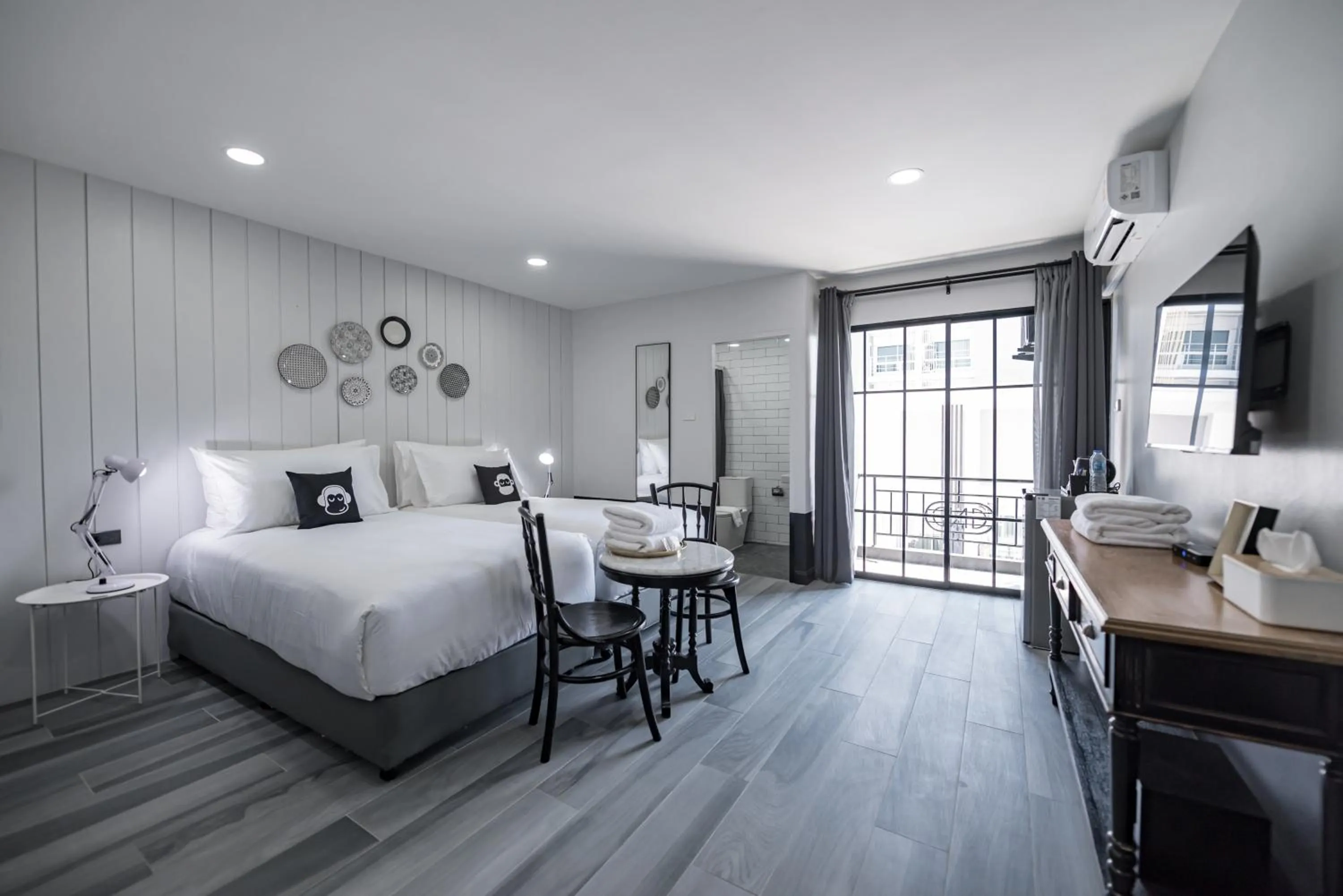 Photo of the whole room, Bed in Blu Monkey Boutique Bangsaen