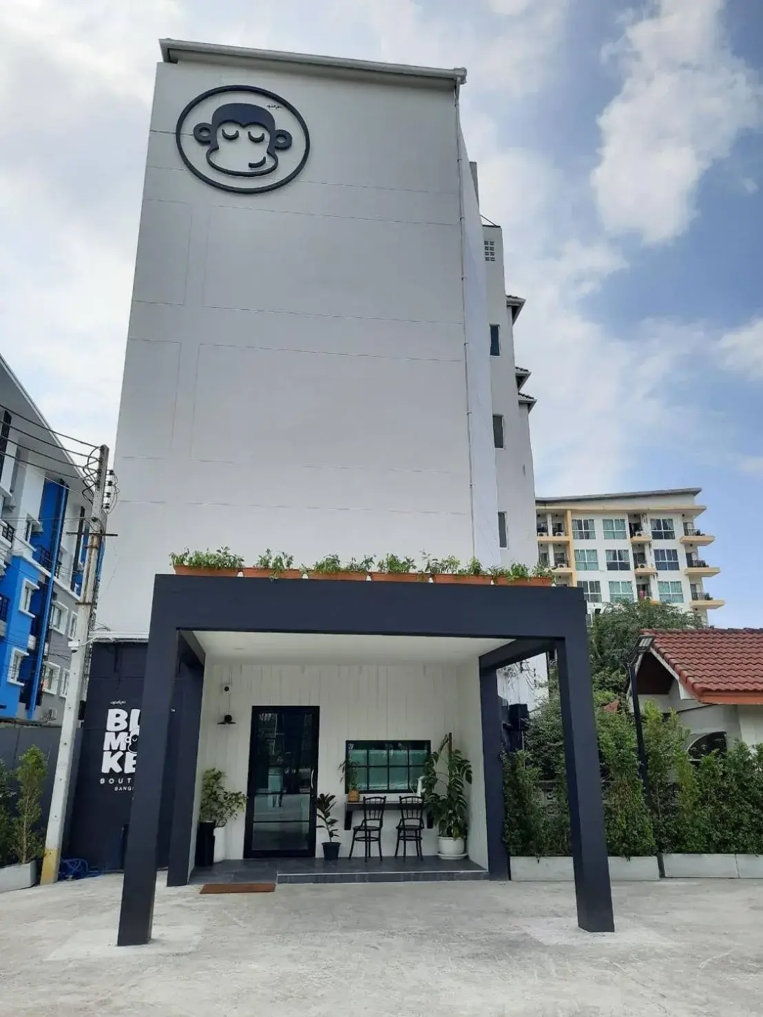 Property building in Blu Monkey Boutique Bangsaen Property building in Blu Monkey Boutique Bangsaen