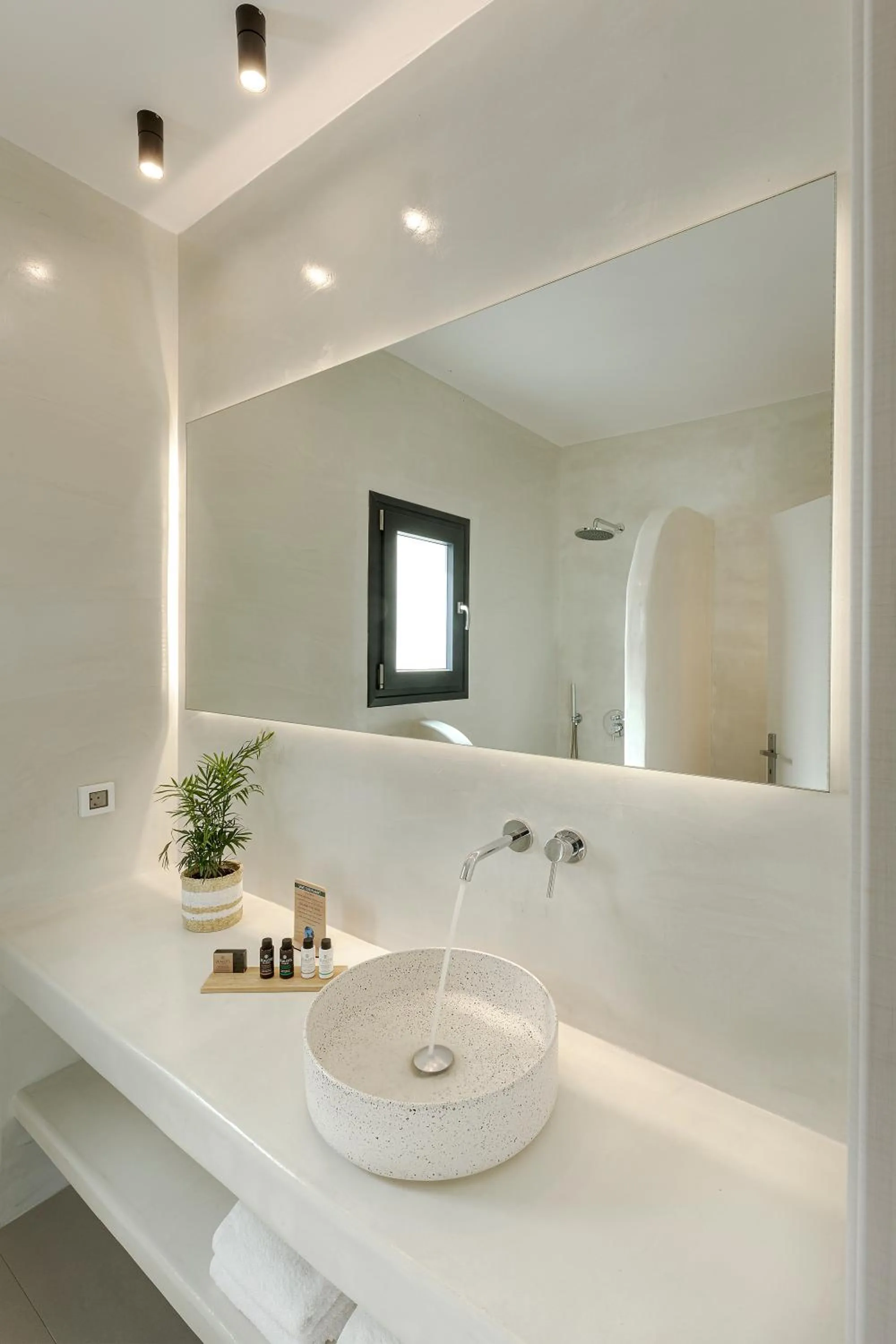 Shower in Onyx Hotel & Suites