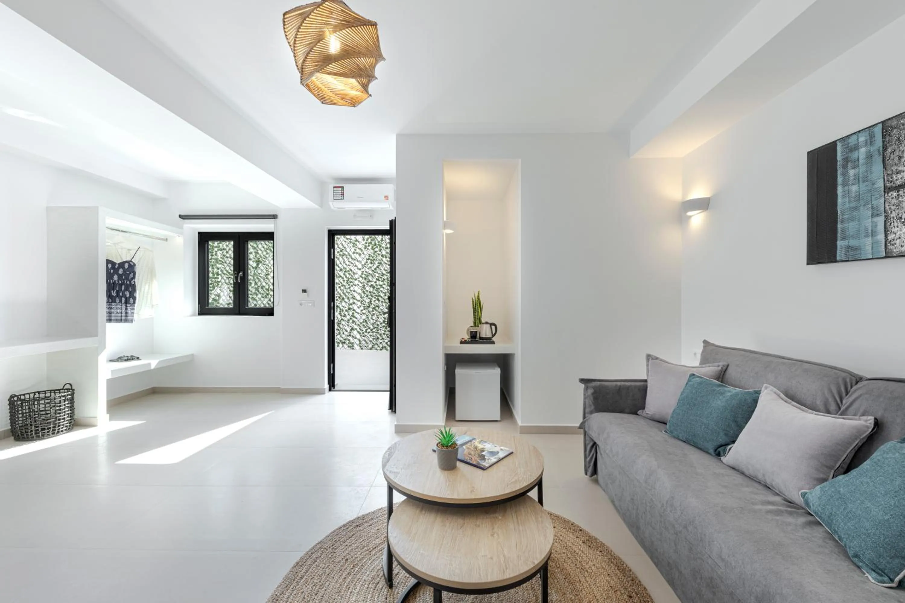 Coffee/tea facilities, Bed in Onyx Hotel & Suites