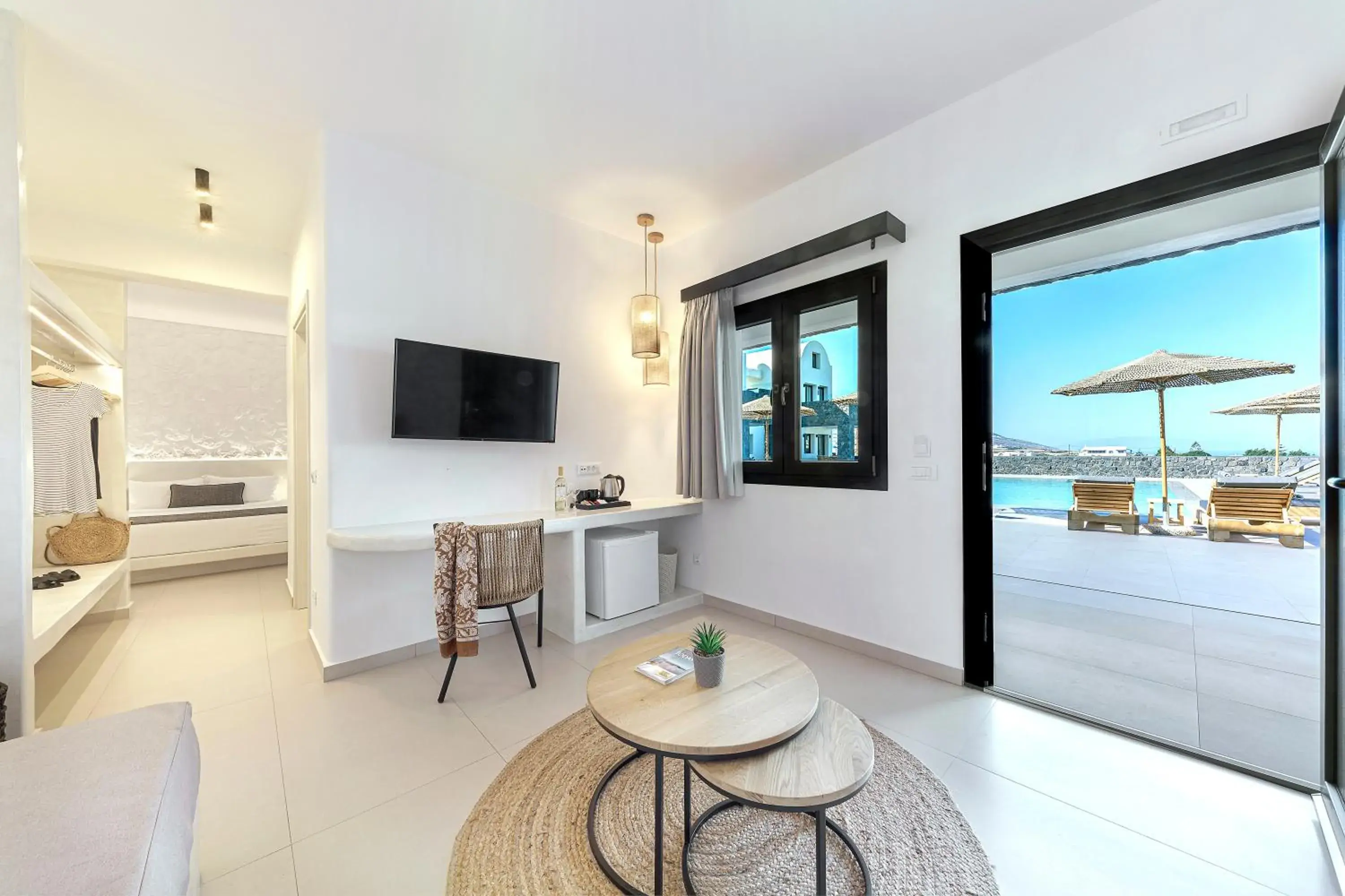 Junior Suite with Pool View in Onyx Hotel & Suites Junior Suite with Pool View in Onyx Hotel & Suites