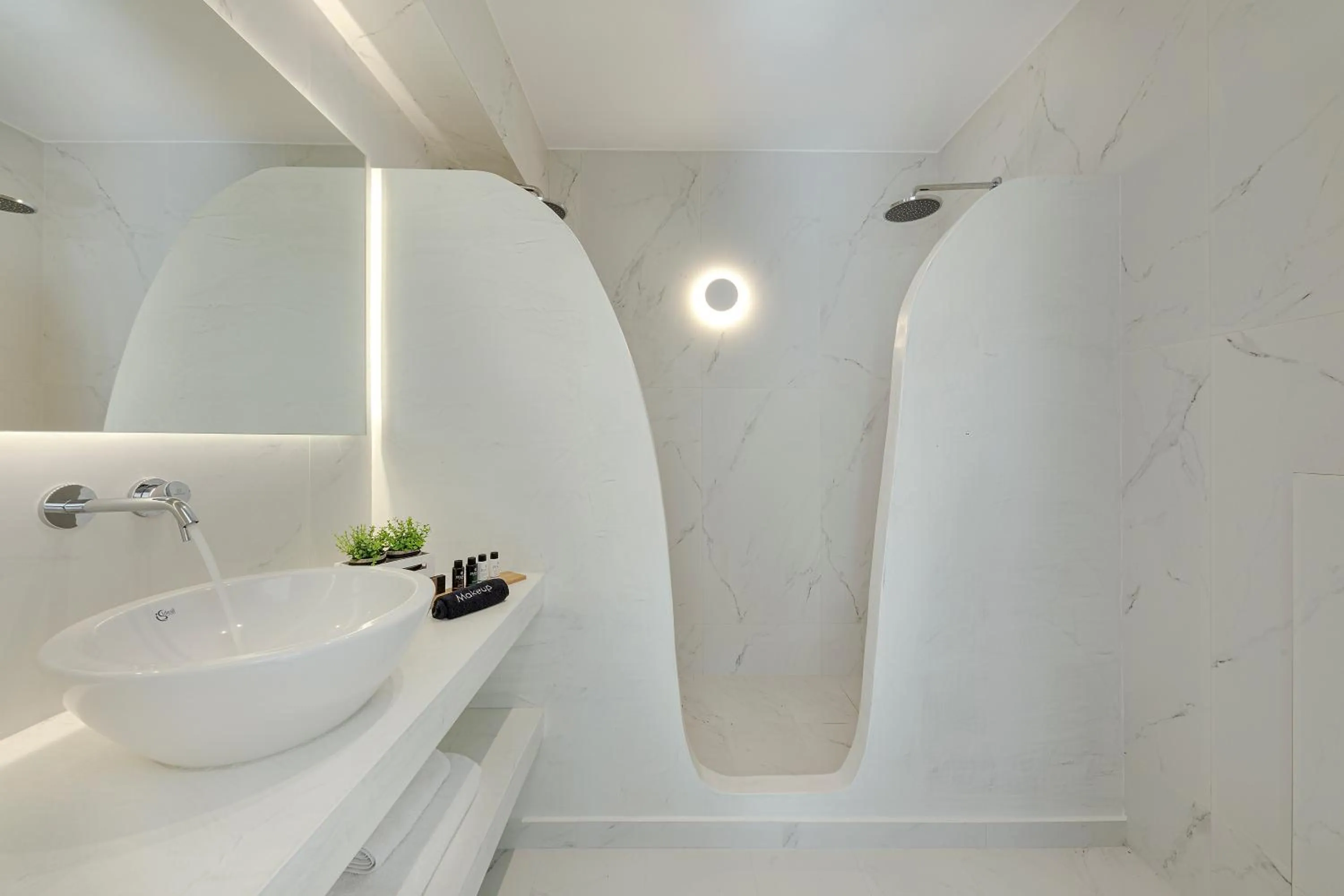 Shower in Onyx Hotel & Suites