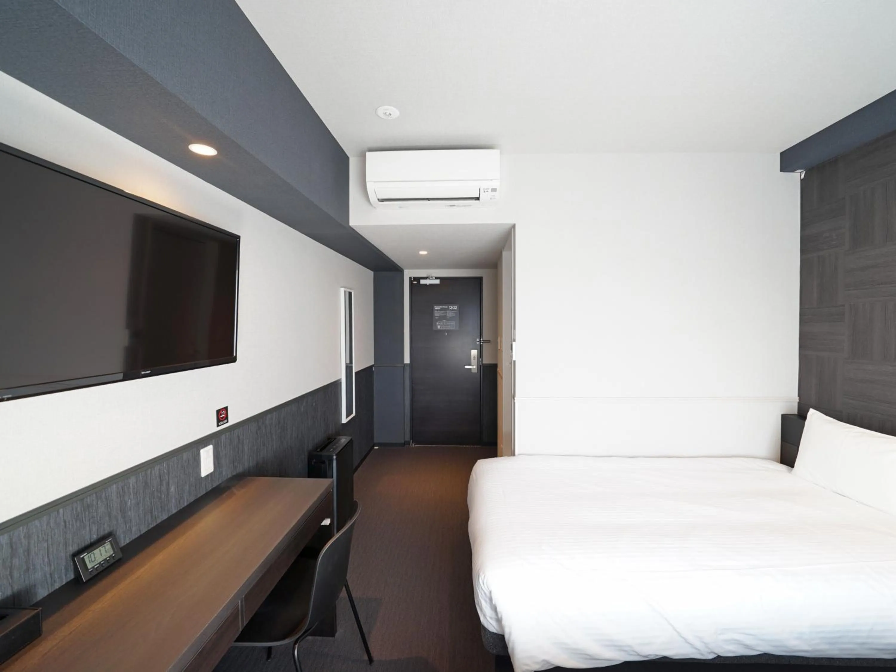 Photo of the whole room, Bed in CHISUN STANDARD Osaka Shin-Imamiya