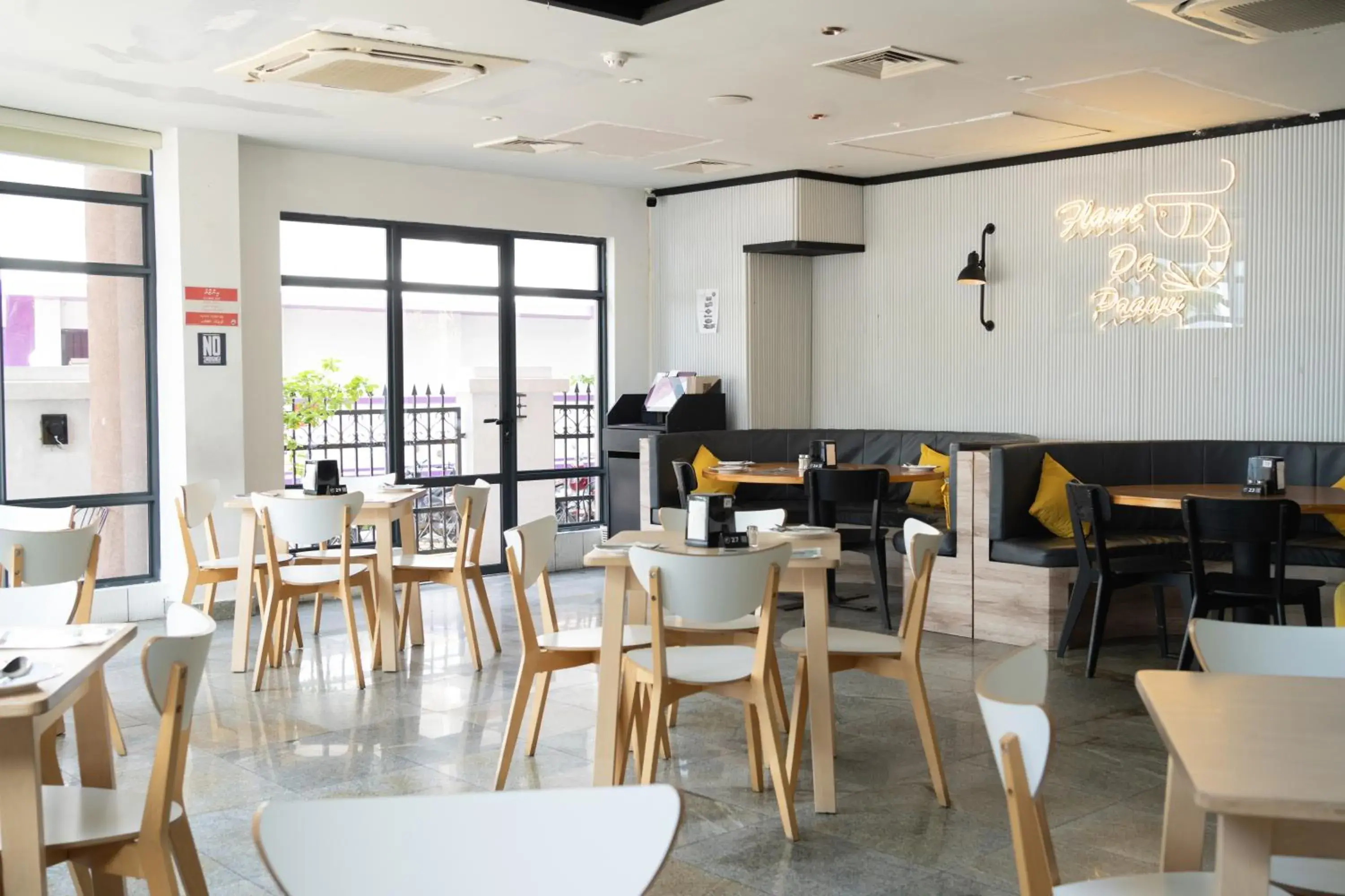 Restaurant/places to eat in Manhattan Business Hotel, Male Restaurant/places to eat in Manhattan Business Hotel, Male