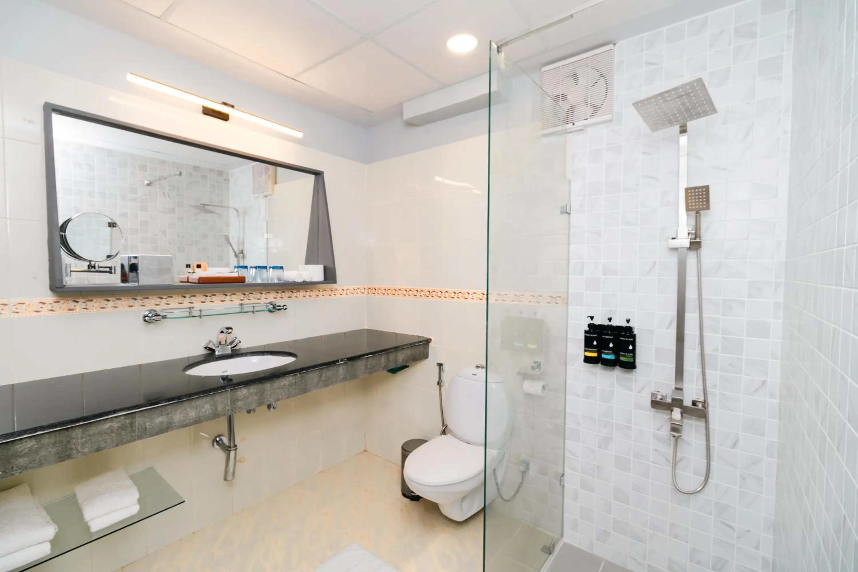 Bathroom in Manhattan Business Hotel, Male