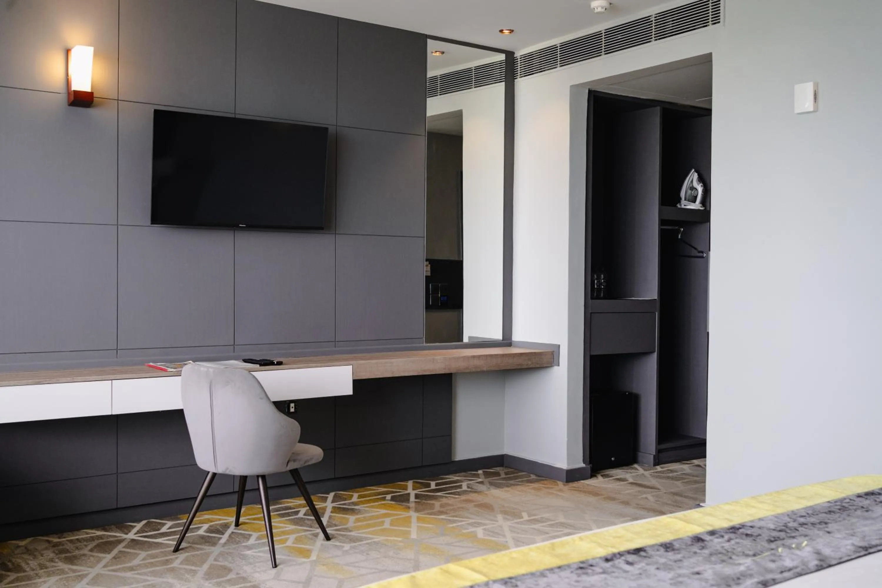 TV and multimedia in Manhattan Business Hotel, Male