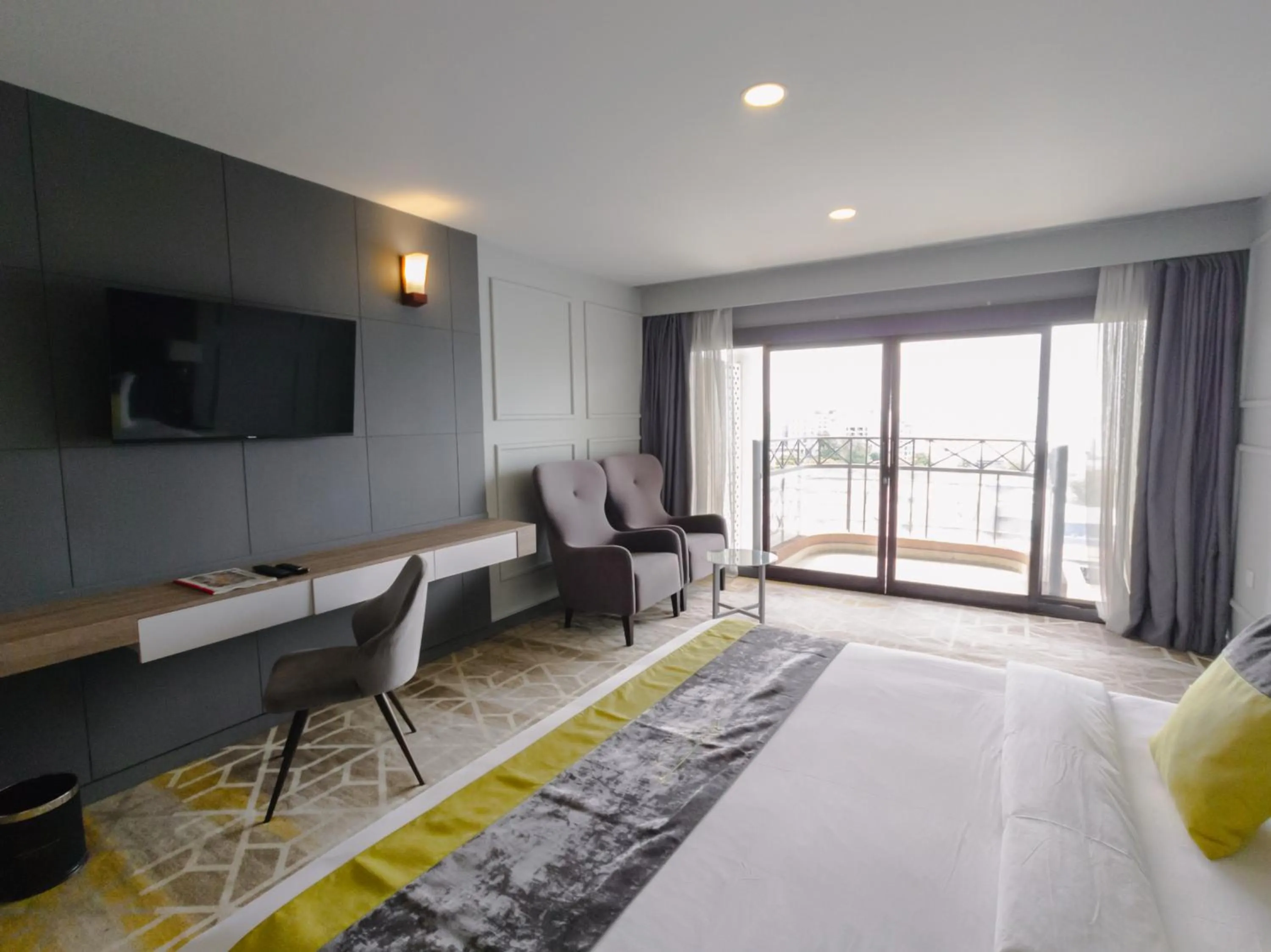 Balcony/Terrace, Bed in Manhattan Business Hotel, Male