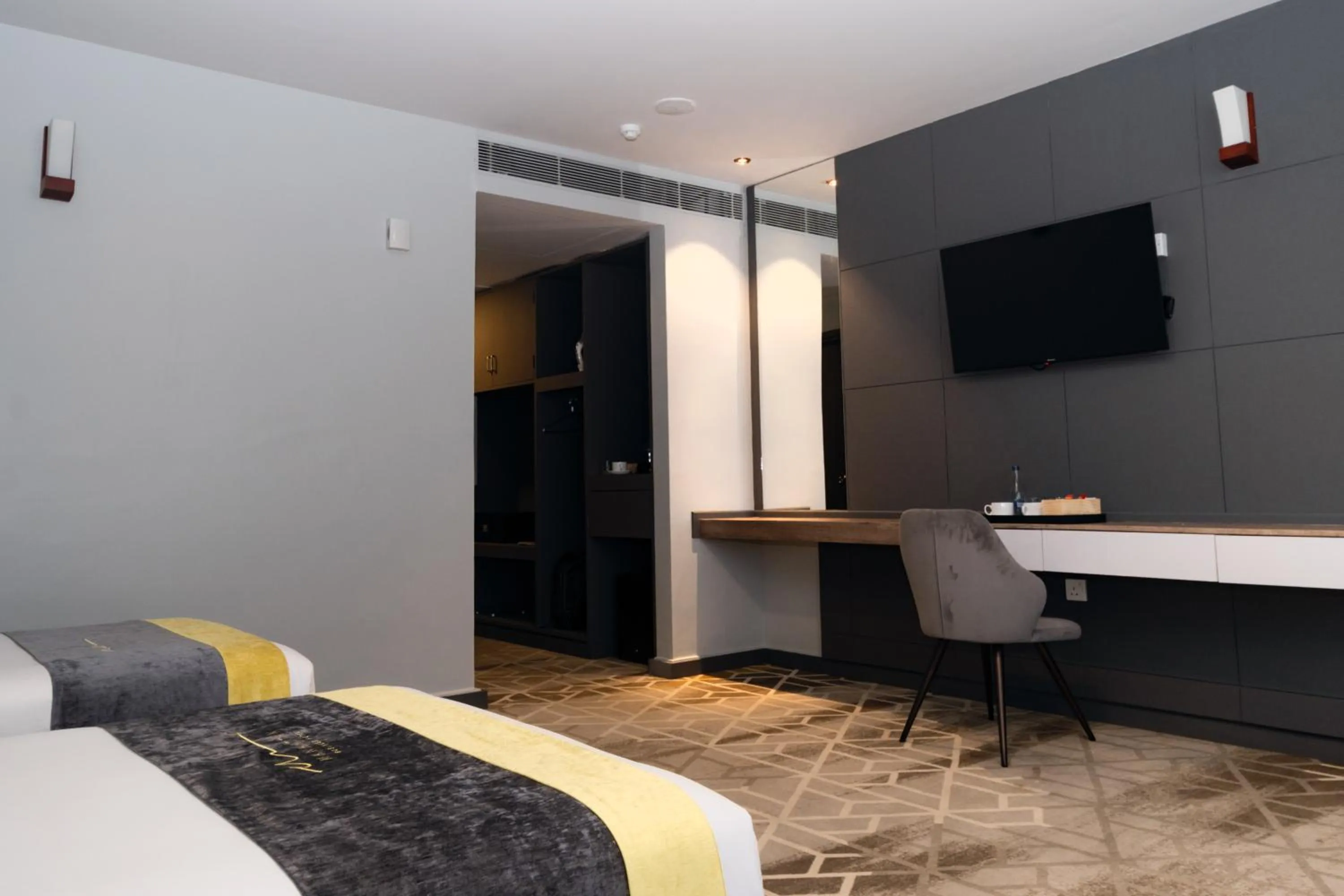 Bedroom, Bed in Manhattan Business Hotel, Male