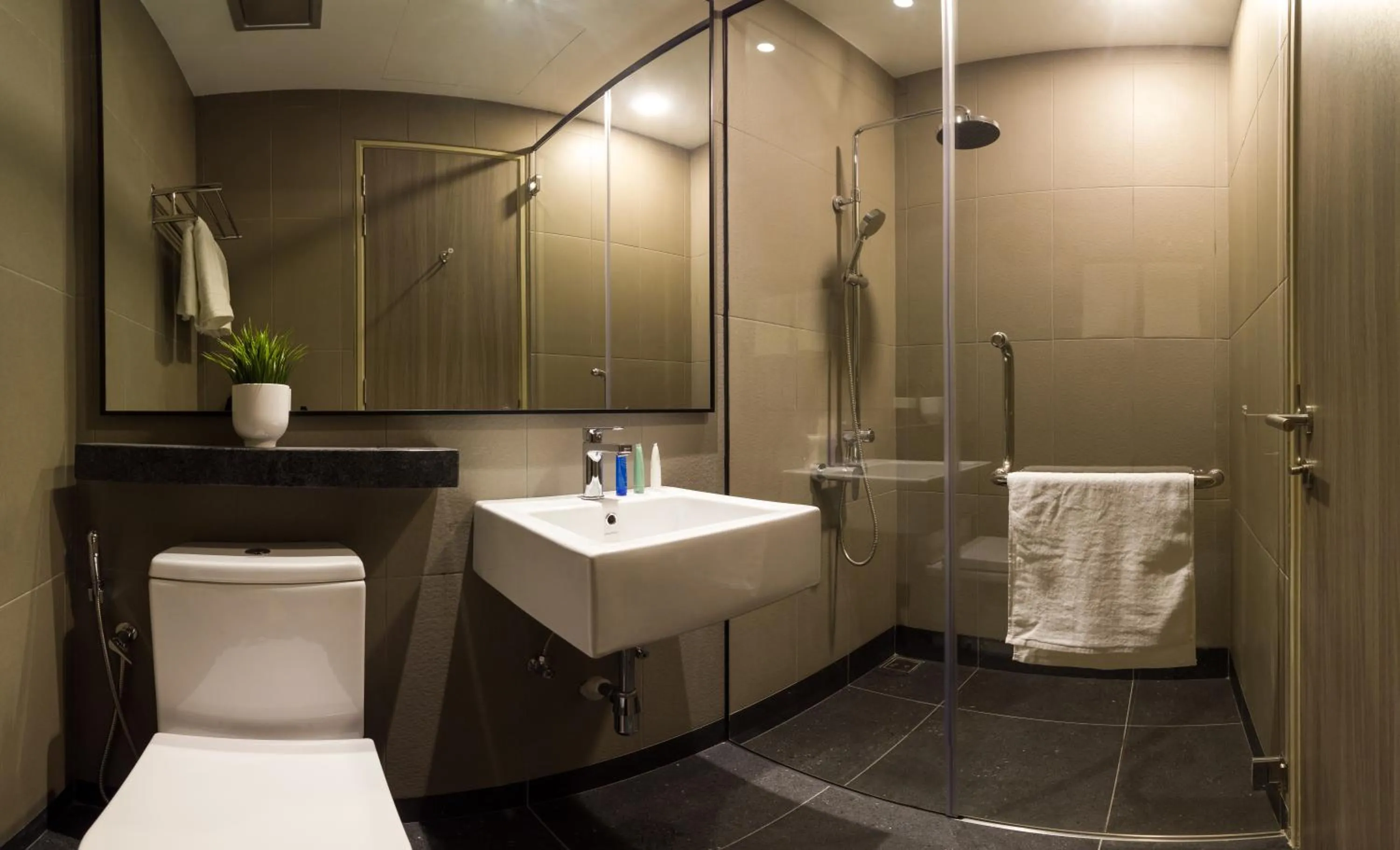 Toilet in Le Vert Boutique Hotel