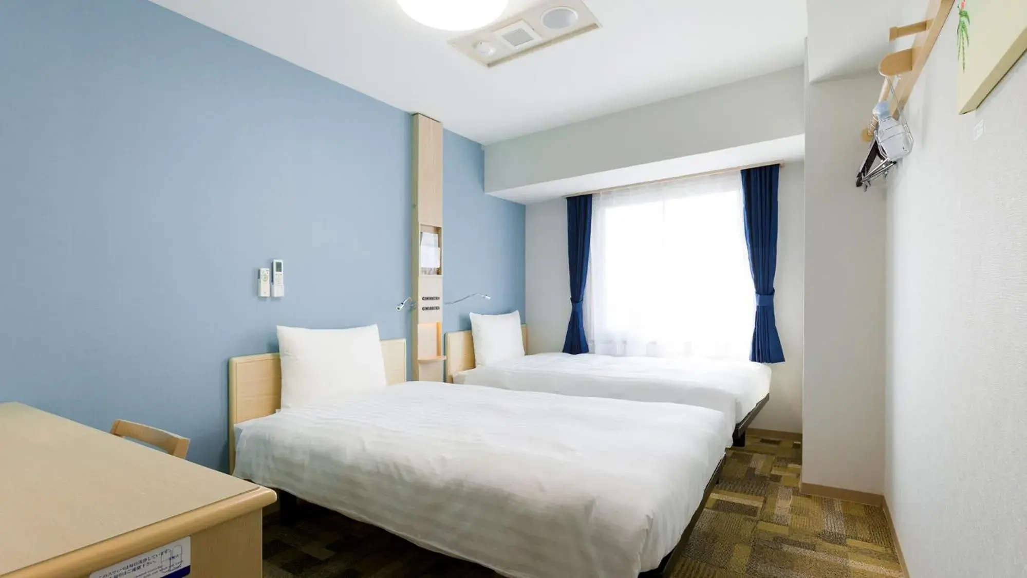 Bedroom, Bed in Toyoko Inn JR Wakayama eki Higashi guchi Bedroom, Bed in Toyoko Inn JR Wakayama eki Higashi guchi