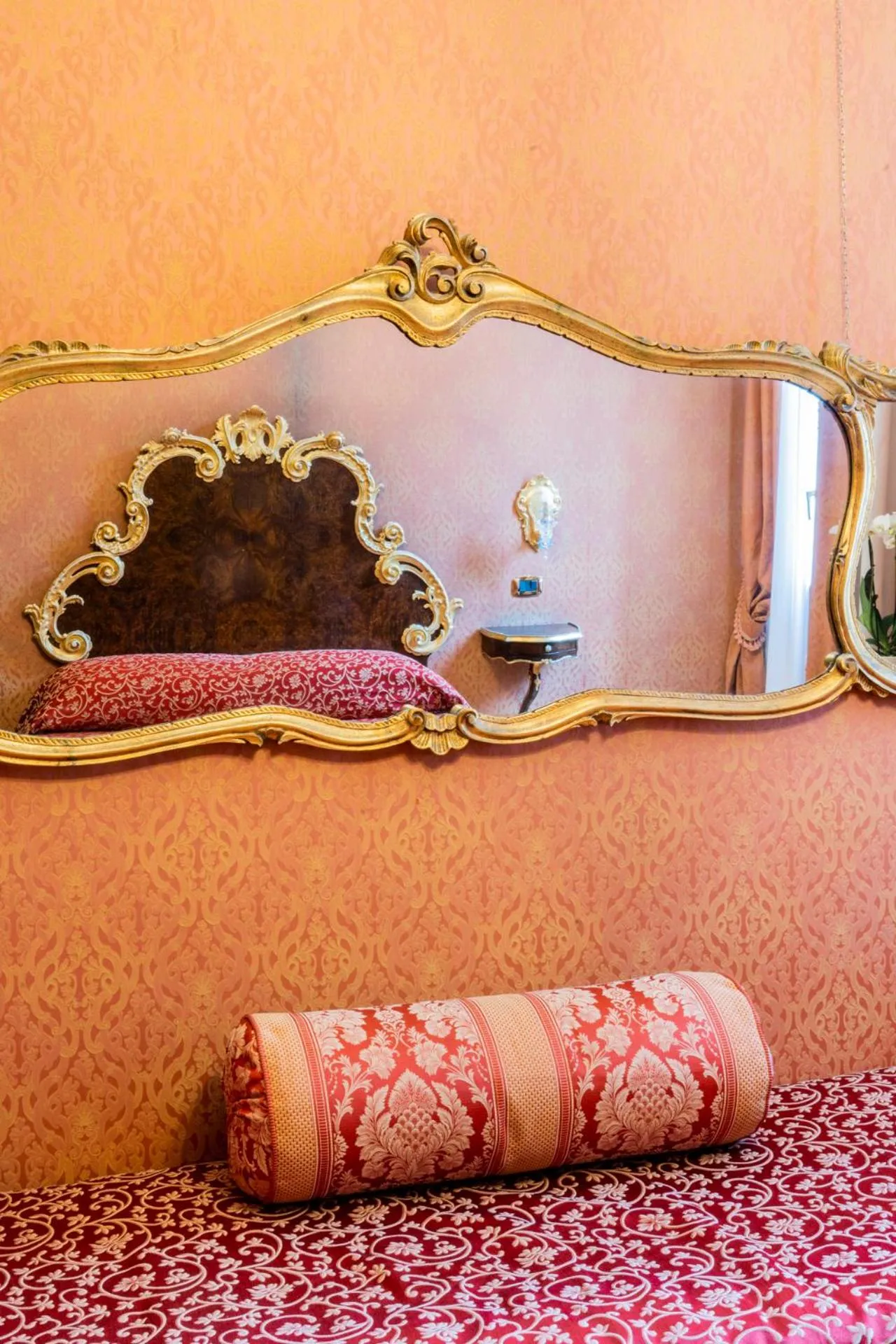 hair dresser, Bed in Hotel Ateneo