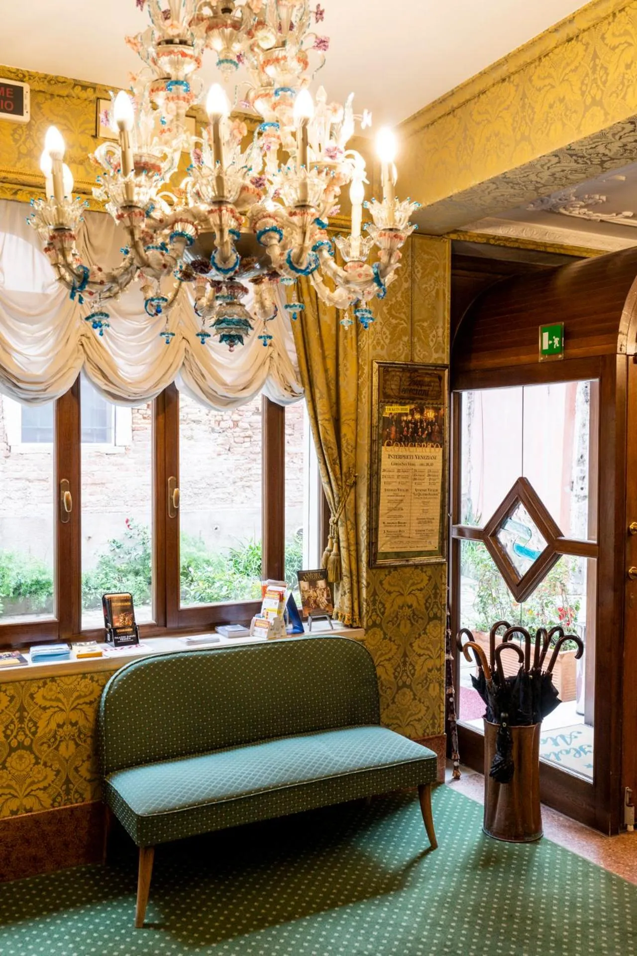 hair dresser, Bed in Hotel Ateneo