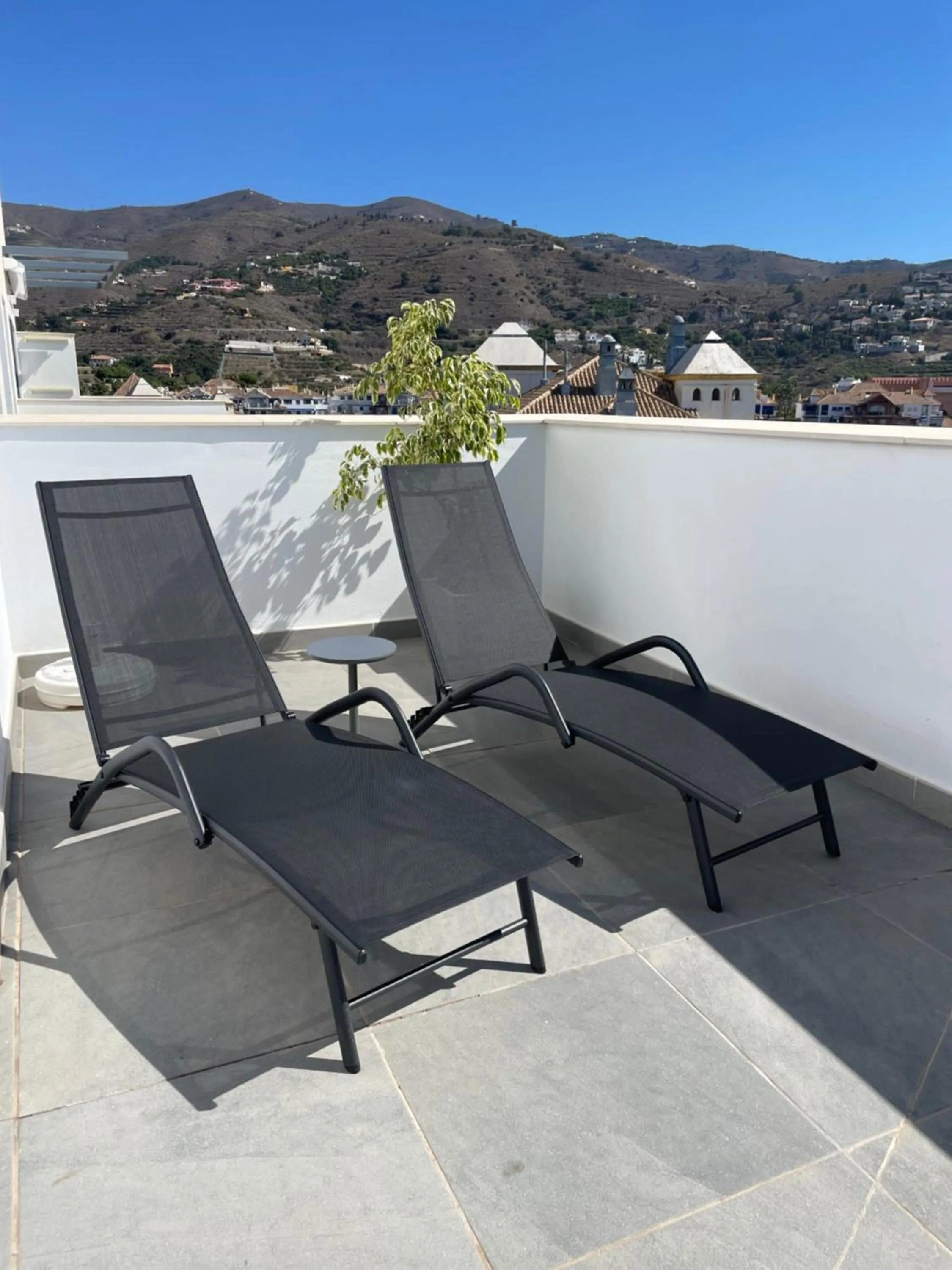 Sunny penthouse beach apartment with panoramic views