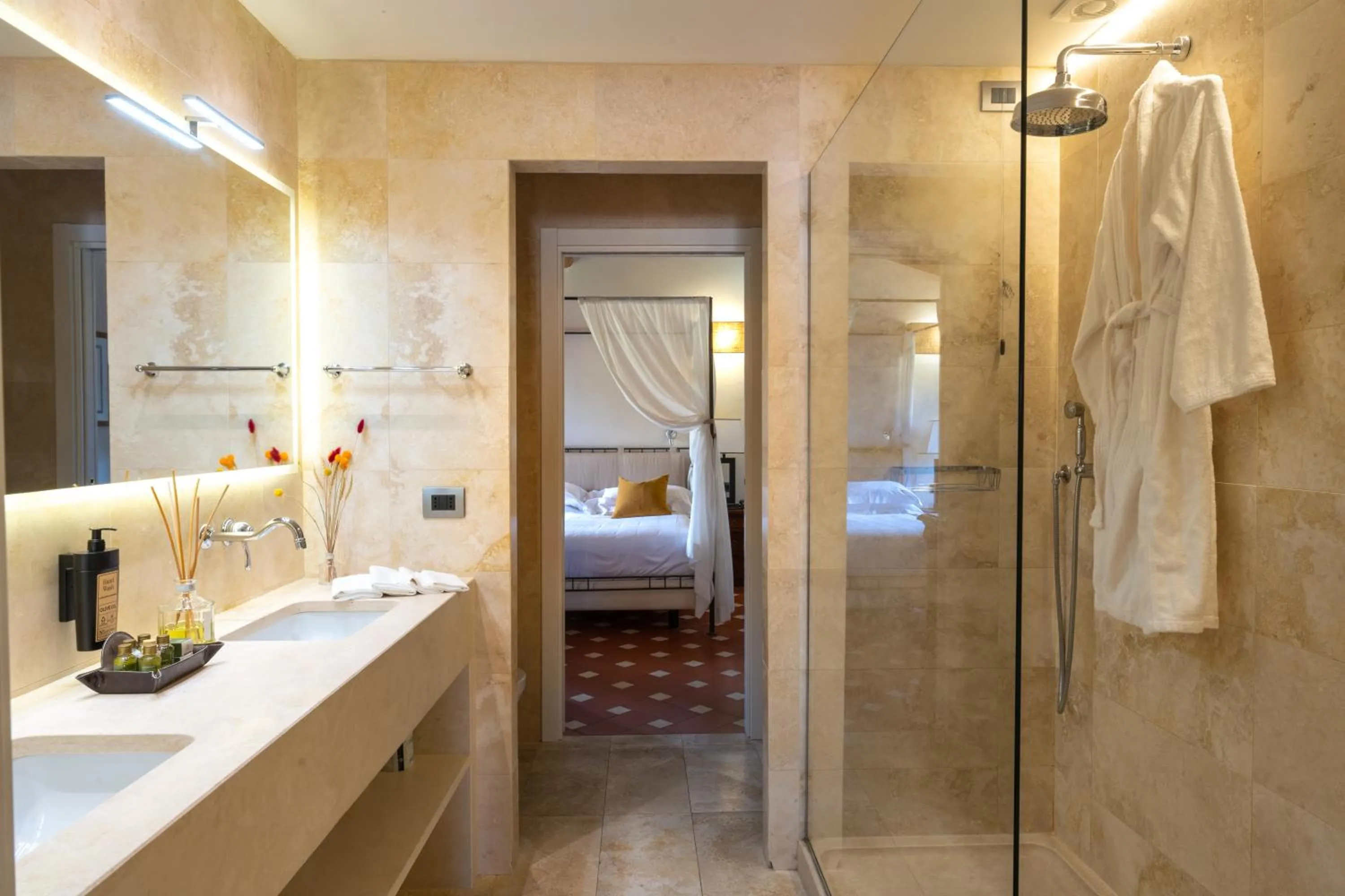 Bathroom, Bed in Borgo San Luigi