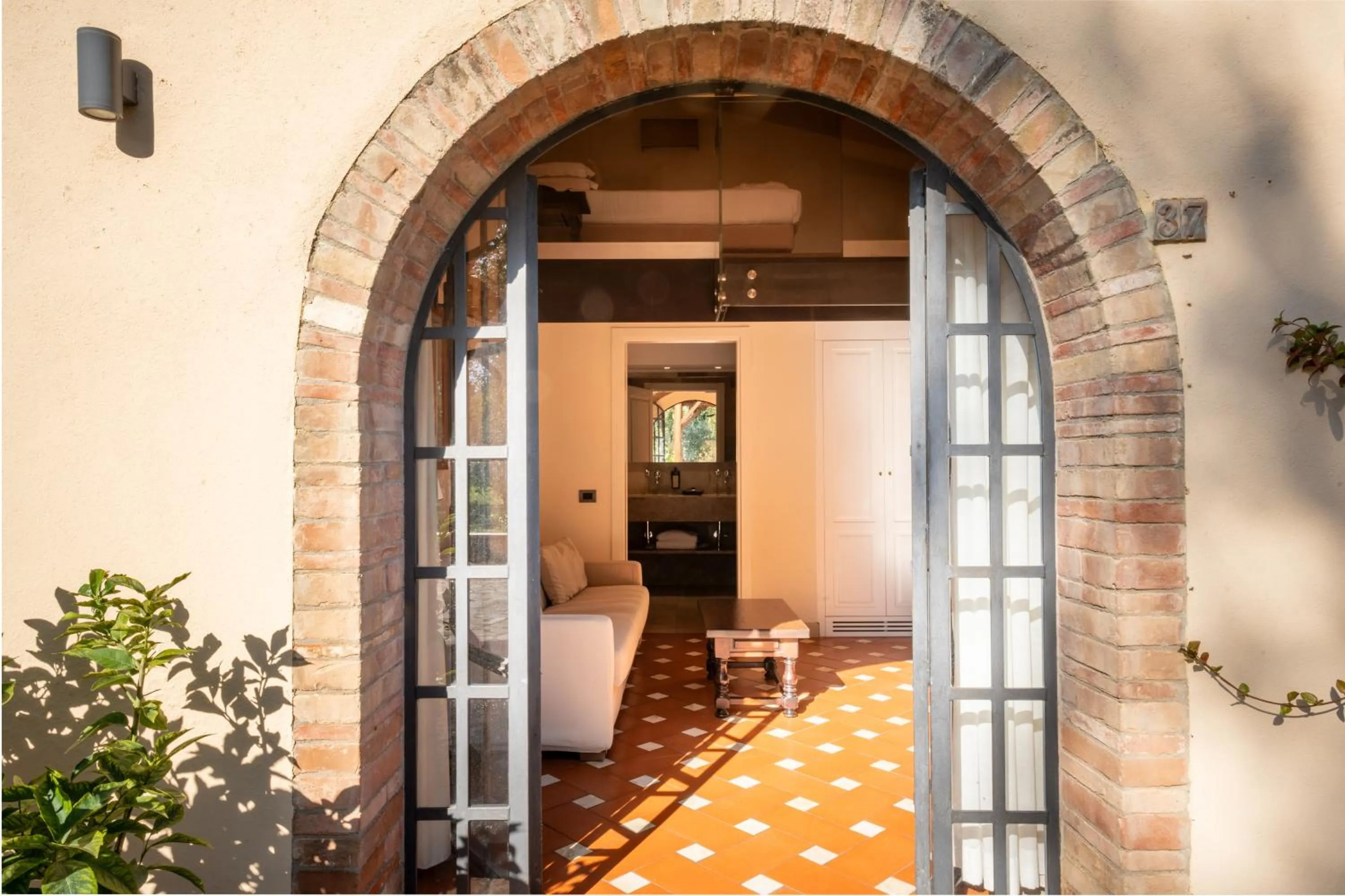 Facade/entrance in Borgo San Luigi