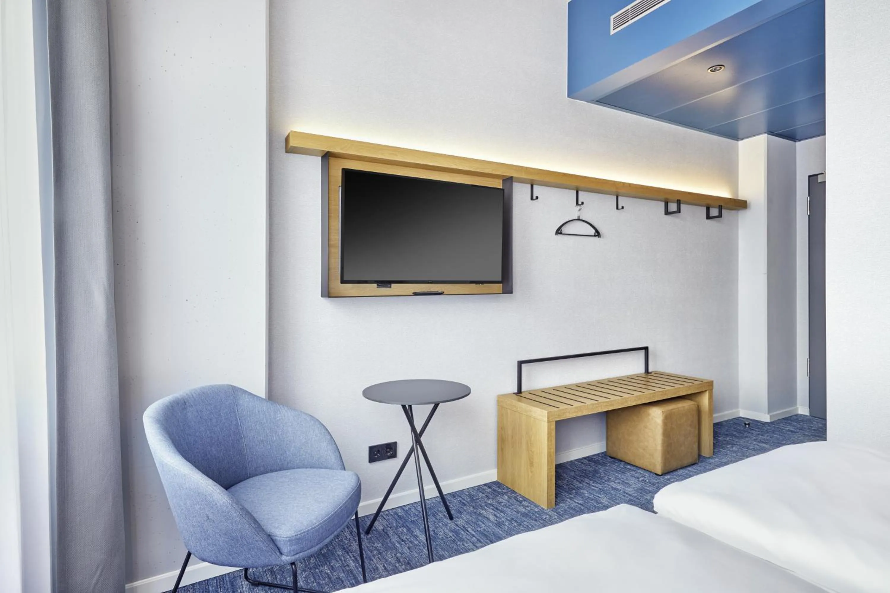 Communal lounge/ TV room, Bed in H2 Hotel Düsseldorf Seestern