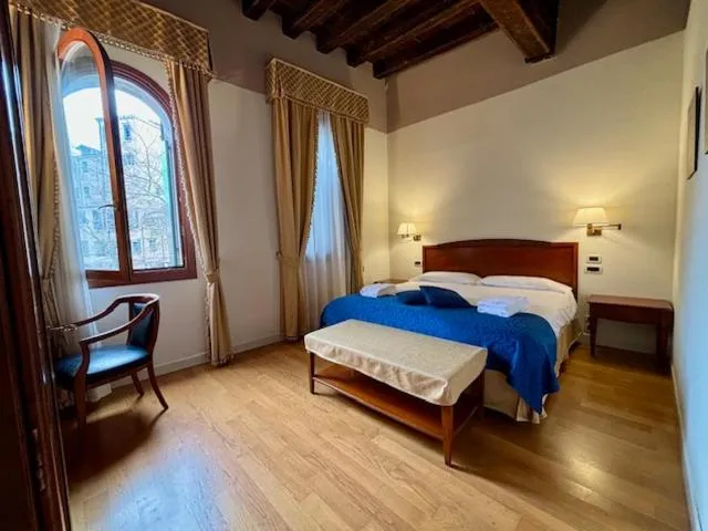 View (from property/room), Bed in Locanda del Ghetto