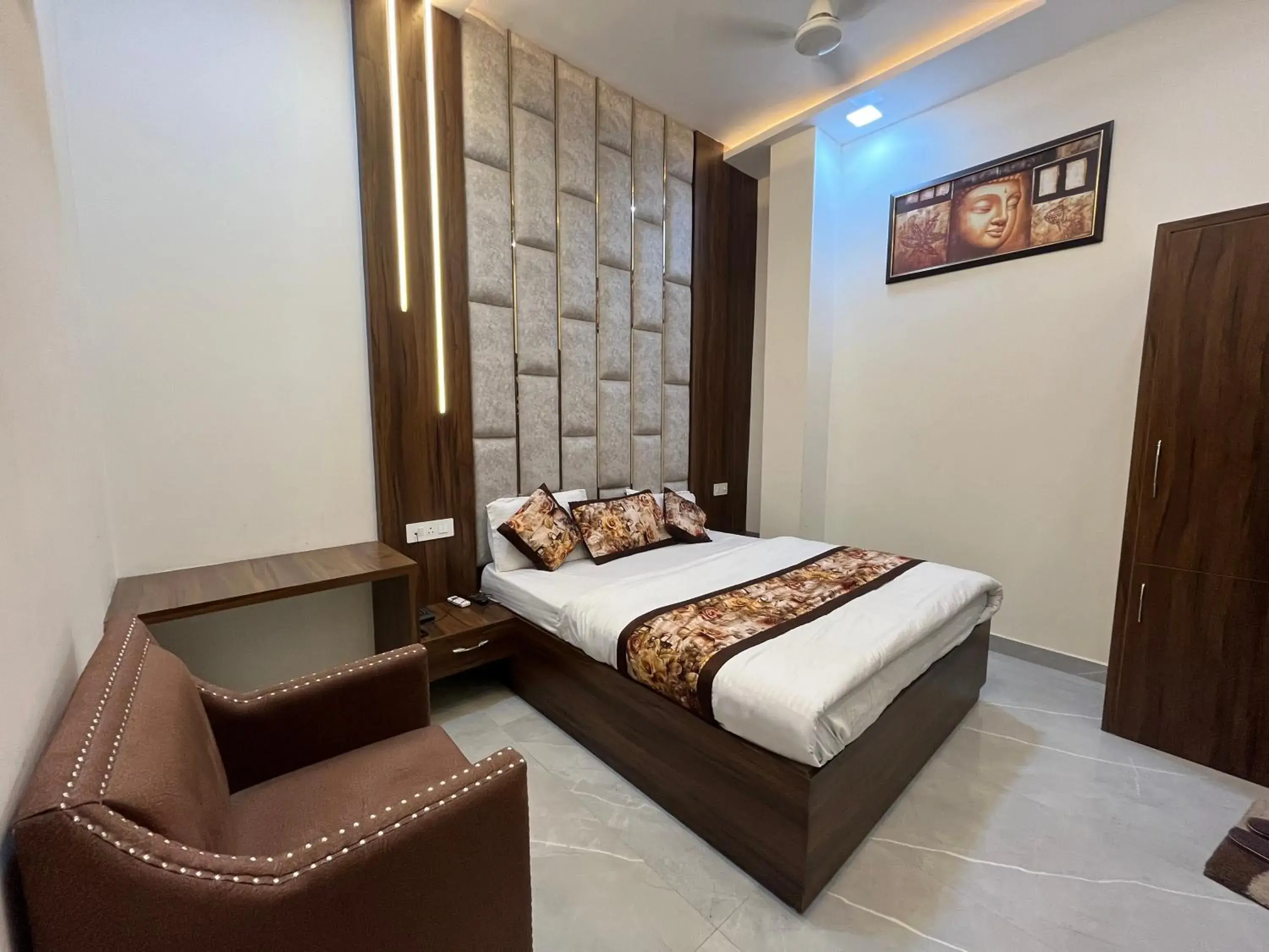 Deluxe Double Room (2 Adults + 1 Child) in Hotel Lemonade Deluxe Double Room (2 Adults + 1 Child) in Hotel Lemonade