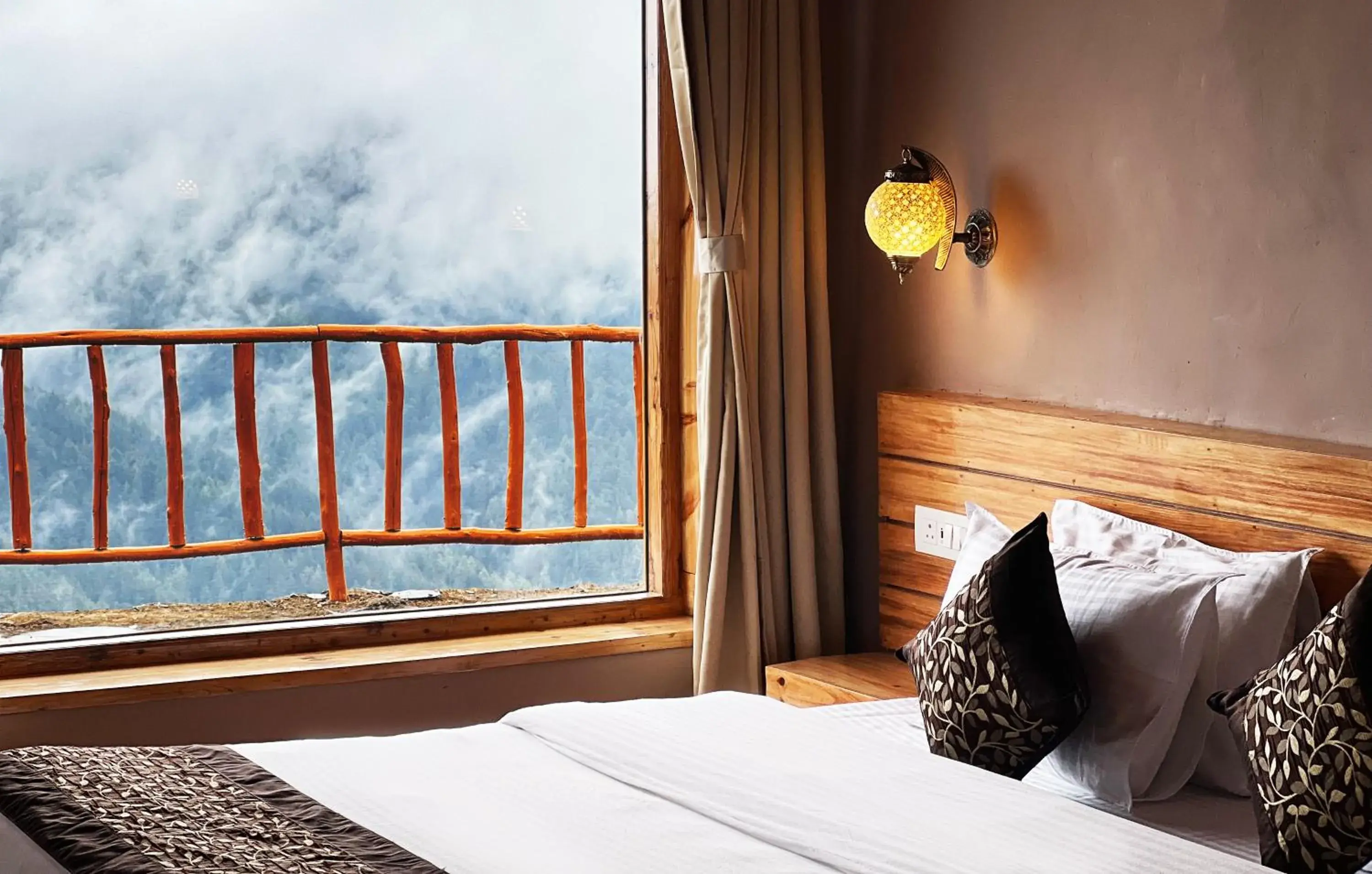 View (from property/room), Bed in Jomotel Talai View (from property/room), Bed in Jomotel Talai