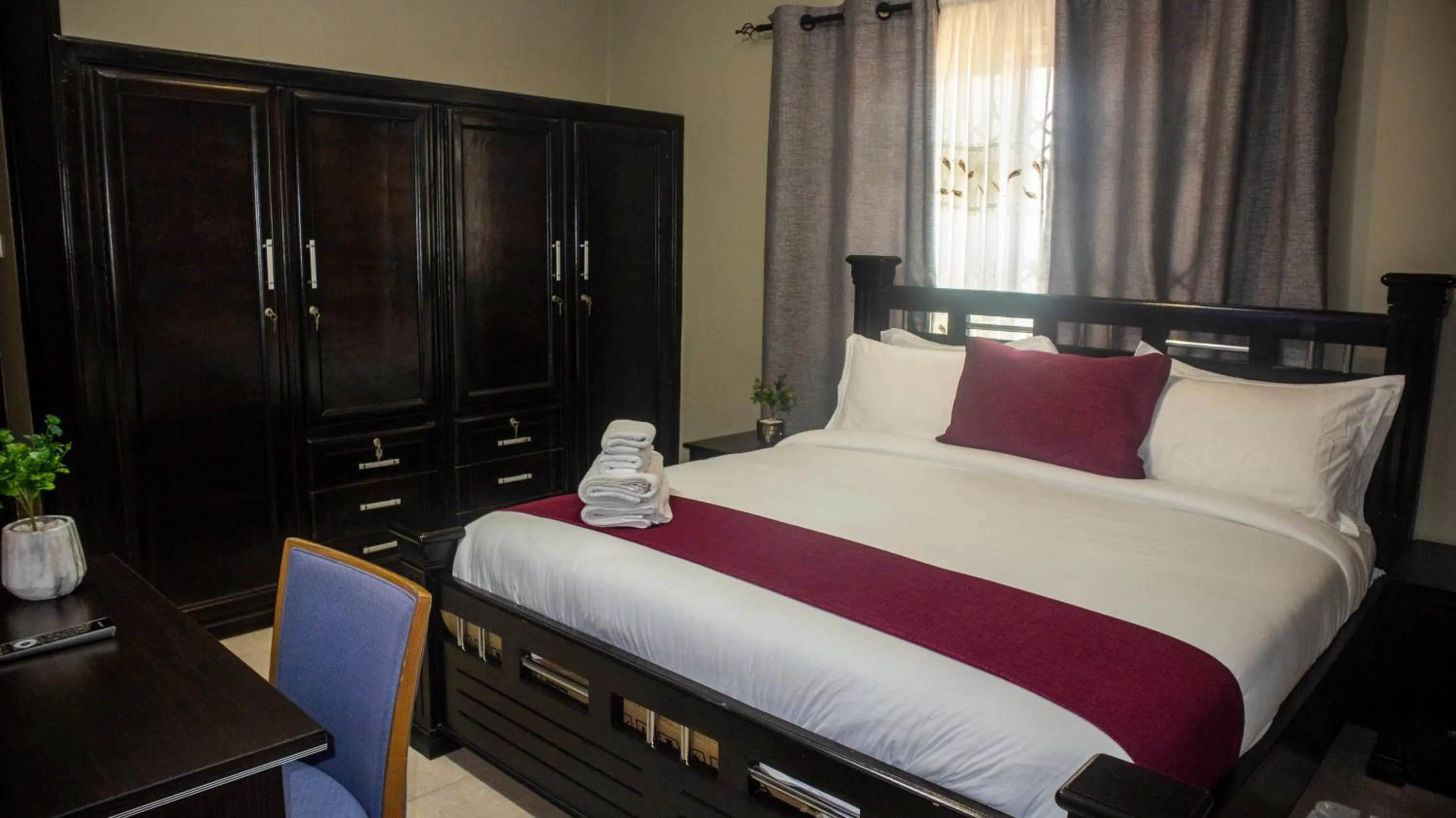 Photo of the whole room, Bed in Kislas Luxury Hotel