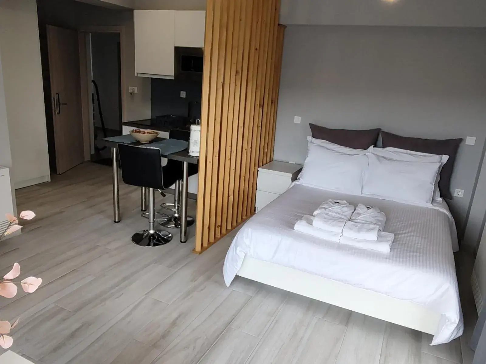 Deluxe Triple Room - single occupancy in DIFFERENT APARTMENTS Deluxe Triple Room - single occupancy in DIFFERENT APARTMENTS