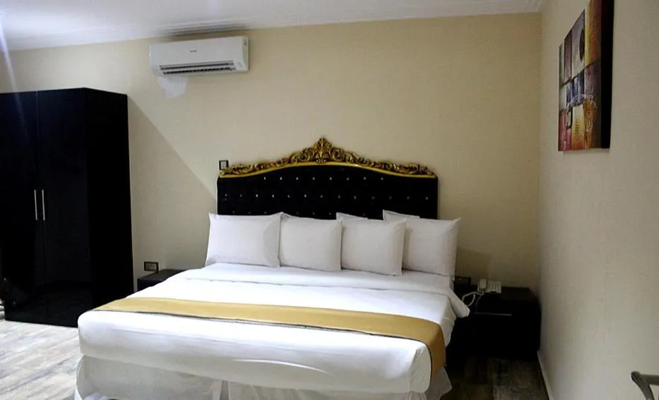 Bed in Ellyxville Hotel