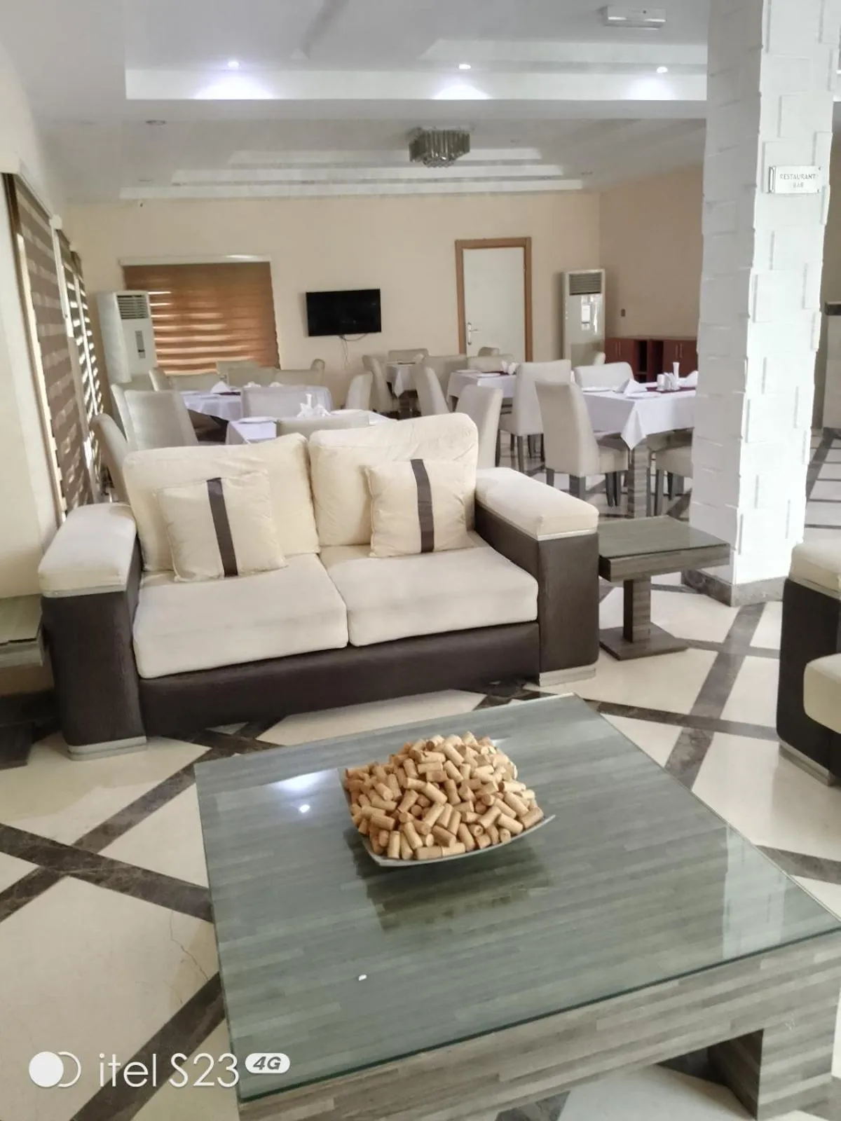 Restaurant/places to eat in Ellyxville Hotel